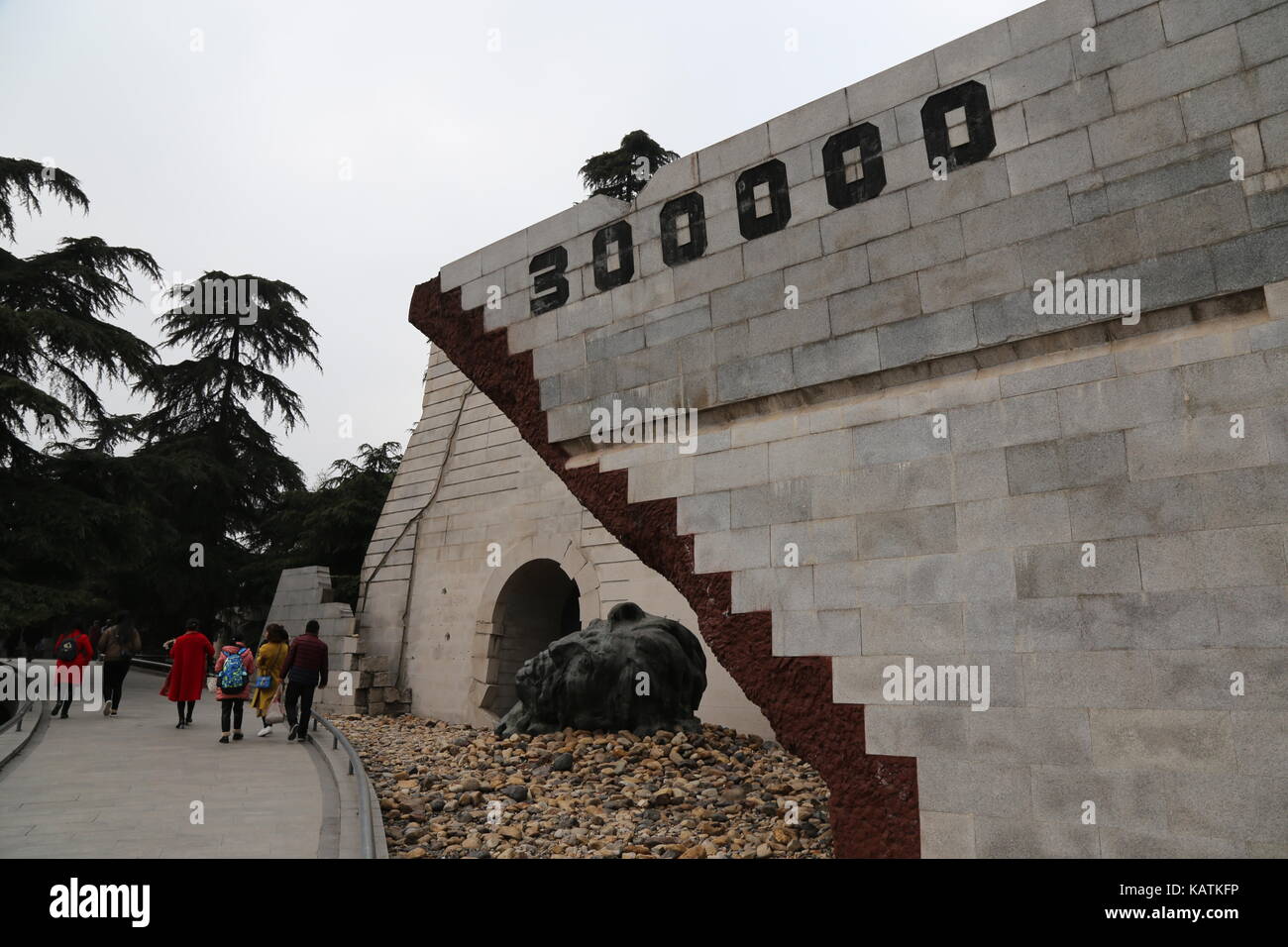 Nanjin, nanjin, Cina. 27Sep, 2017. Nanjing, Cina-settembre 2017: (solo uso editoriale. Cina out).il Memorial Hall di vittime in Nanjing massacro da invasori giapponese è una sala per informarla di quelli che sono stati uccisi in Nanjing massacro da parte di Imperial esercito giapponese in e attorno alla capitale della Cina, Nanjing, dopo che è caduto il 13 dicembre 1937. È situato nella parte sud-ovest di nanchino noto come jiangdongmen, nei pressi di un sito dove migliaia di corpi sono stati sepolti, chiamato ''pit di diecimila cadaveri' credit: sipa asia/zuma filo/alamy live news Foto Stock