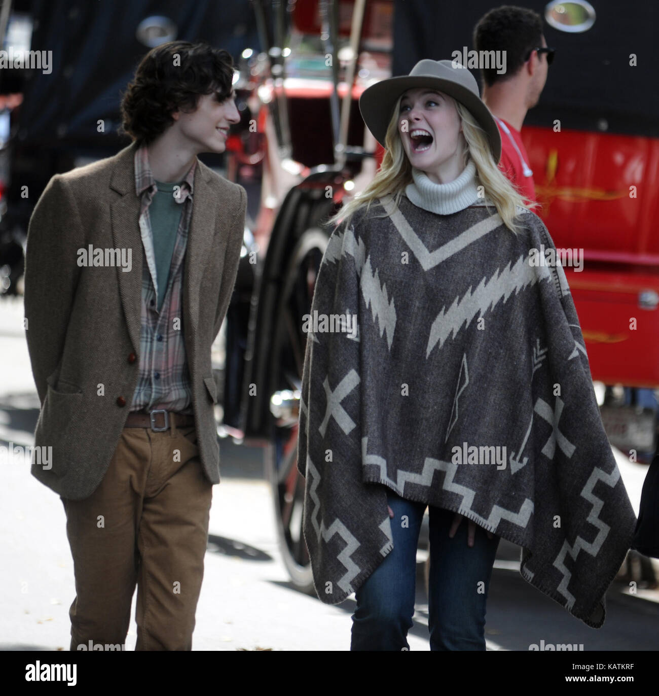 New YORK, NY - 26 SETTEMBRE: L'attrice Elle Fanning e Timothée Chalamet sono viste le riprese del film Unito di Woody Allen il 26 settembre 2017 a New York City People: Elle Fanning, Timothee Chalamet Transmission Ref: MNC1 MPI122/MediaPunch Foto Stock