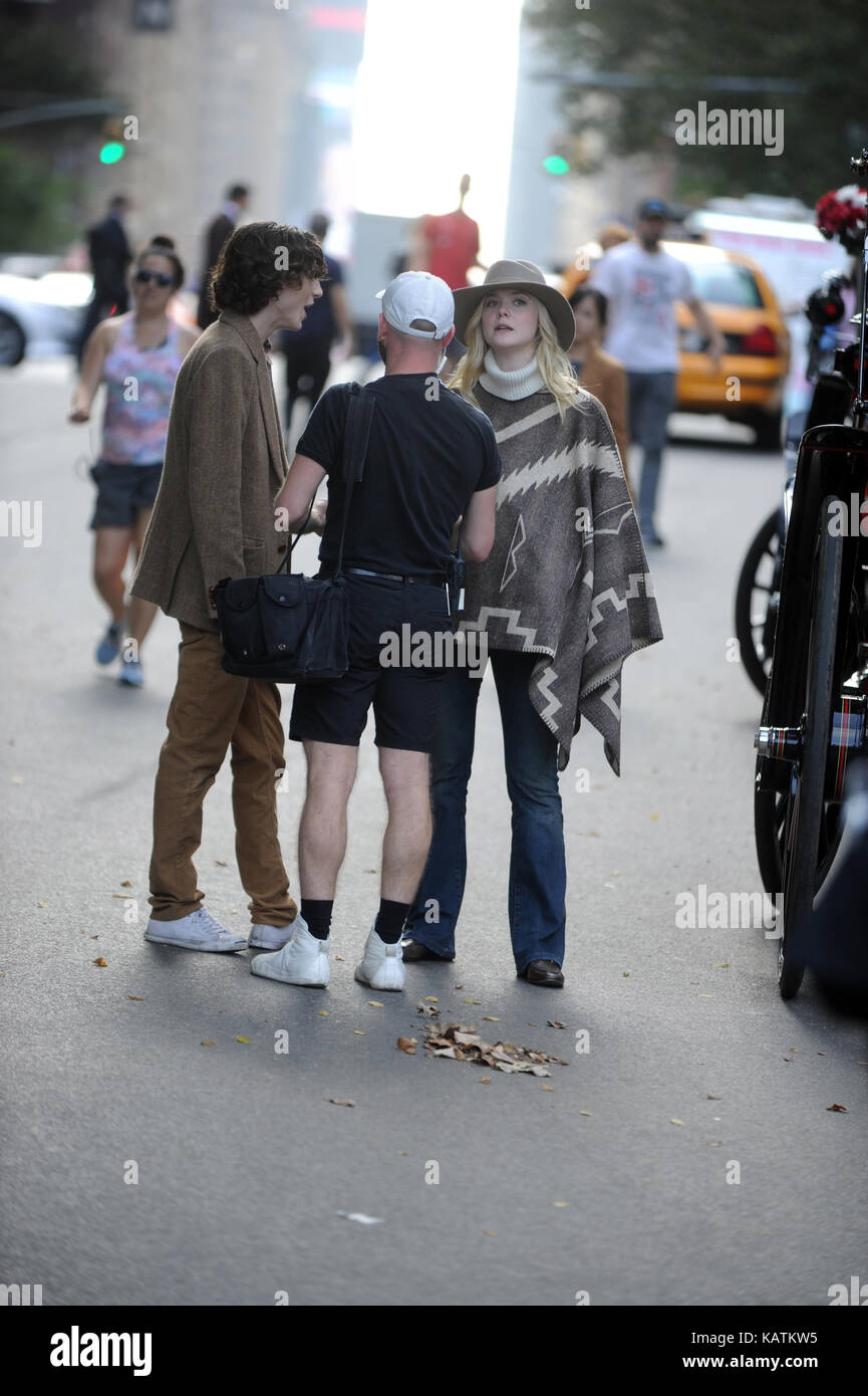 New YORK, NY - 26 SETTEMBRE: L'attrice Elle Fanning e Timothée Chalamet sono viste le riprese del film Unito di Woody Allen il 26 settembre 2017 a New York City People: Elle Fanning, Timothee Chalamet Transmission Ref: MNC1 MPI122/MediaPunch Foto Stock