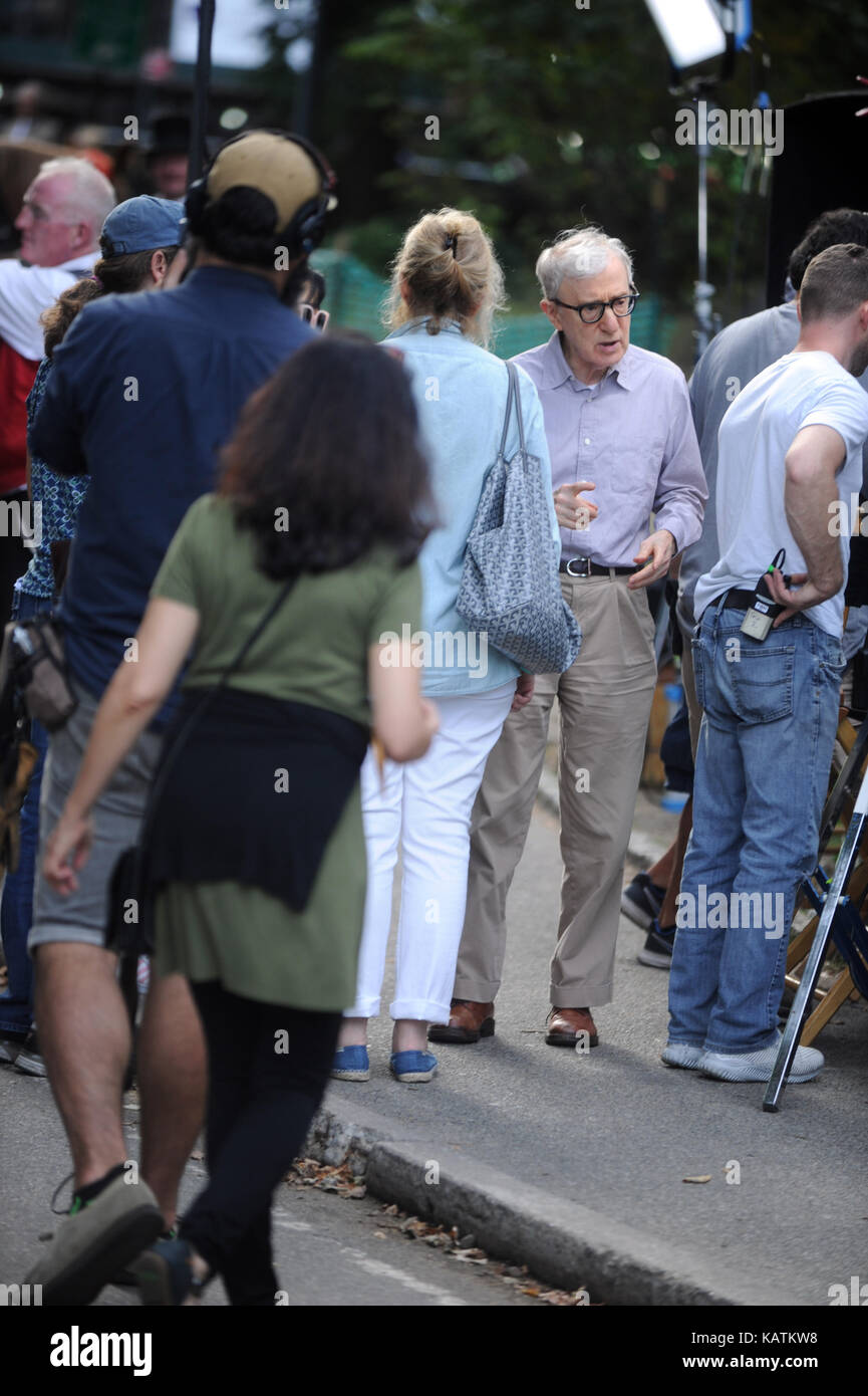 New YORK, NY - 26 SETTEMBRE: L'attrice Elle Fanning e Timothée Chalamet sono visti filmare Woody Allen's United Movie il 26 settembre 2017 a New York City People: Woody Allen Transmission Ref: MNC1 MPI122/MediaPunch Foto Stock