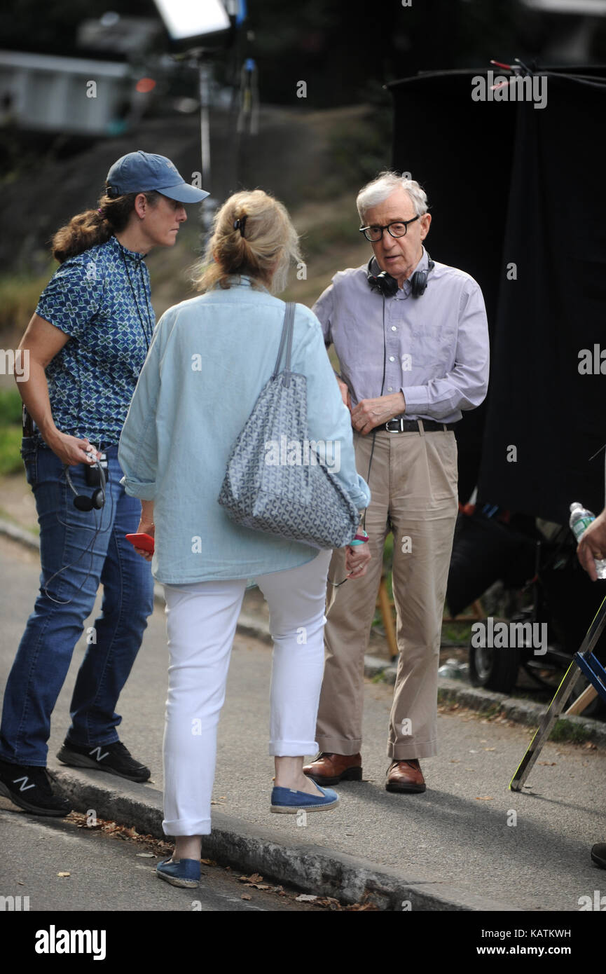 New YORK, NY - 26 SETTEMBRE: L'attrice Elle Fanning e Timothée Chalamet sono visti filmare Woody Allen's United Movie il 26 settembre 2017 a New York City People: Woody Allen Transmission Ref: MNC1 MPI122/MediaPunch Foto Stock