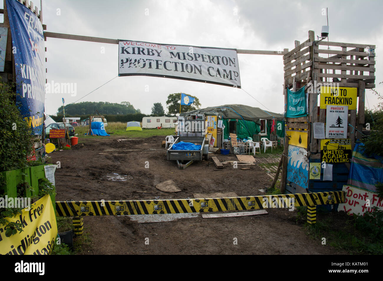 Kirby misperton, North Yorkshire, Regno Unito. 27 settembre, 2017. anti-fracking protesta. kirby misperton, North Yorkshire, Regno Unito. 27Sep, 2017. La protesta contro la terza energia sito fracking. confronto tra i dimostranti è stata escalation, anche se nessuno è stato osservato nel corso di questa visita. qui illustrato il campo locale utilizzato da non manifestanti locale. Credito: Steve bell/alamy live news Foto Stock