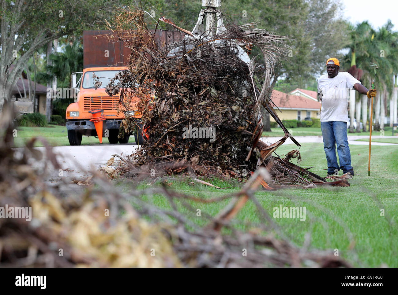 Wellington, Florida, Stati Uniti d'America. Il 27 settembre, 2017. Alvin Rushin, Buena Vista, GA aiuta a pulire l uragano Irma detriti sul modo Fallview a Wellington, Florida il 27 settembre 2017. Credito: Allen Eyestone/Palm Beach post/ZUMA filo/Alamy Live News Foto Stock