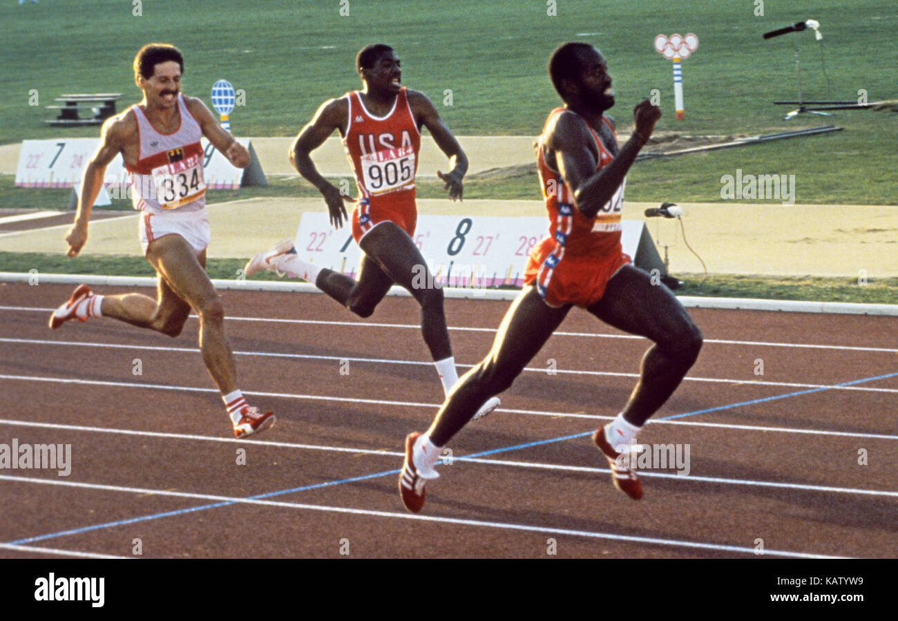 File - harald schmid (l, Germania, bronzo), Danny Harris (c, argento, USA) e Edwin moses (r, oro, USA) attraversare la linea del traguardo in 400m ostacoli finale delle olimpiadi estive di los angeles, us, 5 agosto 1984. Foto: Martin athenstädt/dpa Foto Stock