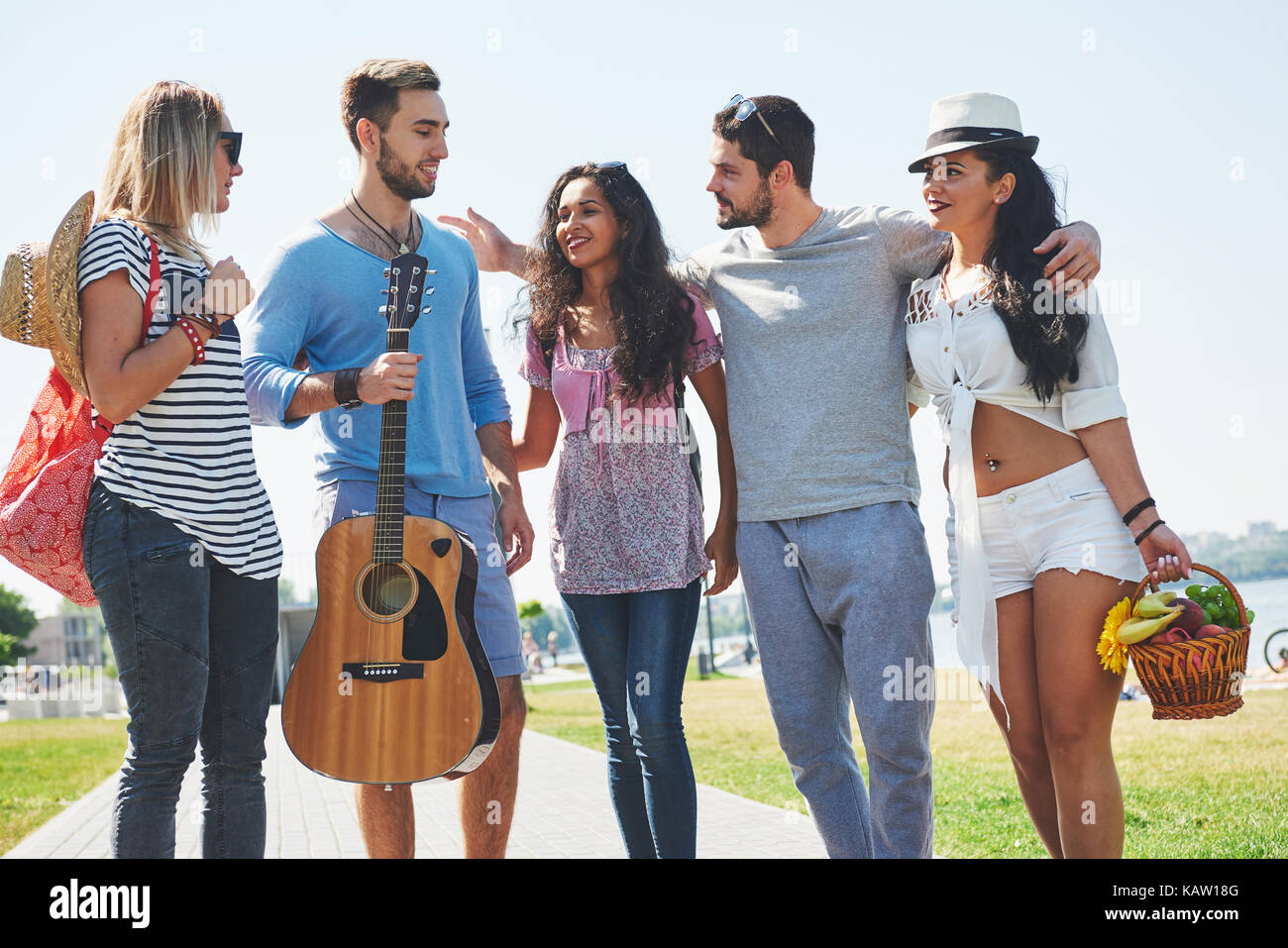 Ritratto di gruppo di amici andando sulla spiaggia. gruppo misto di amici di camminare sulla spiaggia sul giorno di estate Foto Stock