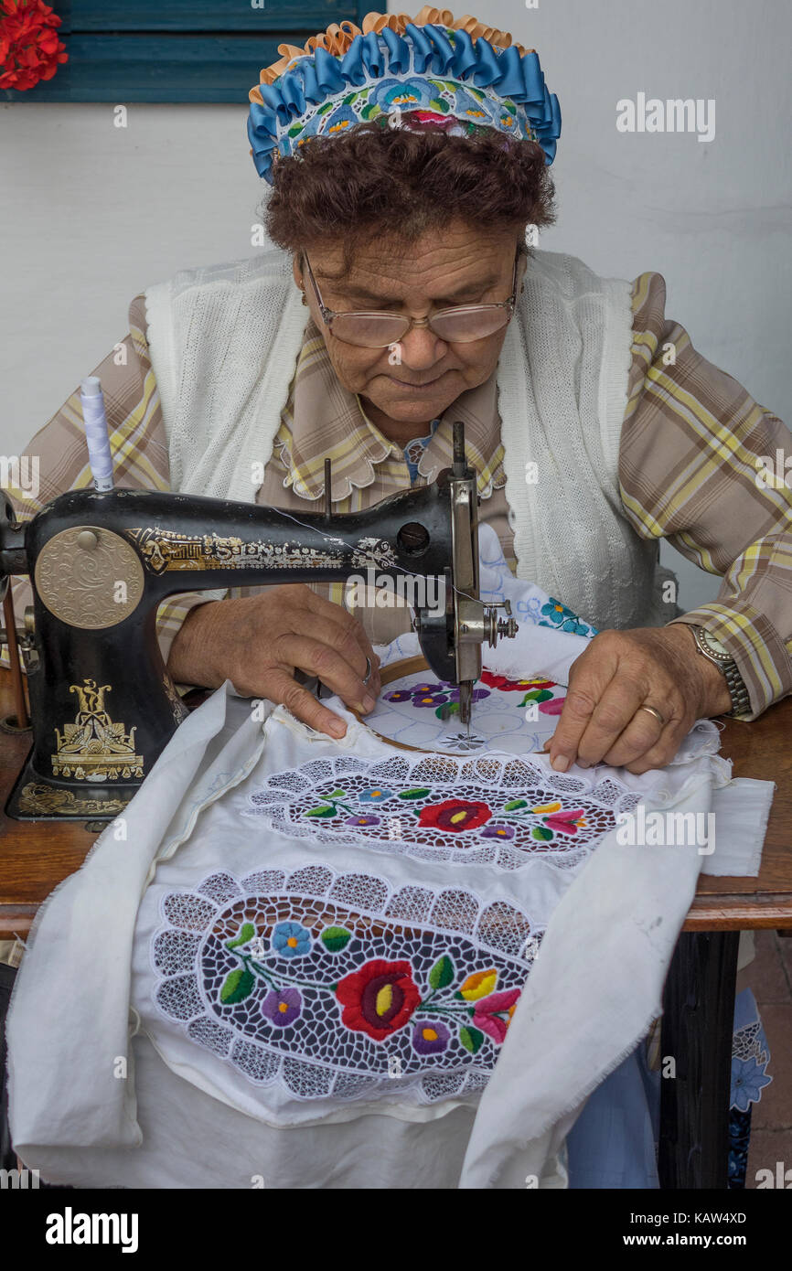 Ungheria, Kalocsa, lady facendo ricamo Foto Stock