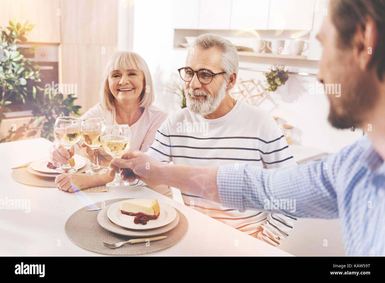 Famiglia amichevole che celebra le tradizioni familiari Foto Stock
