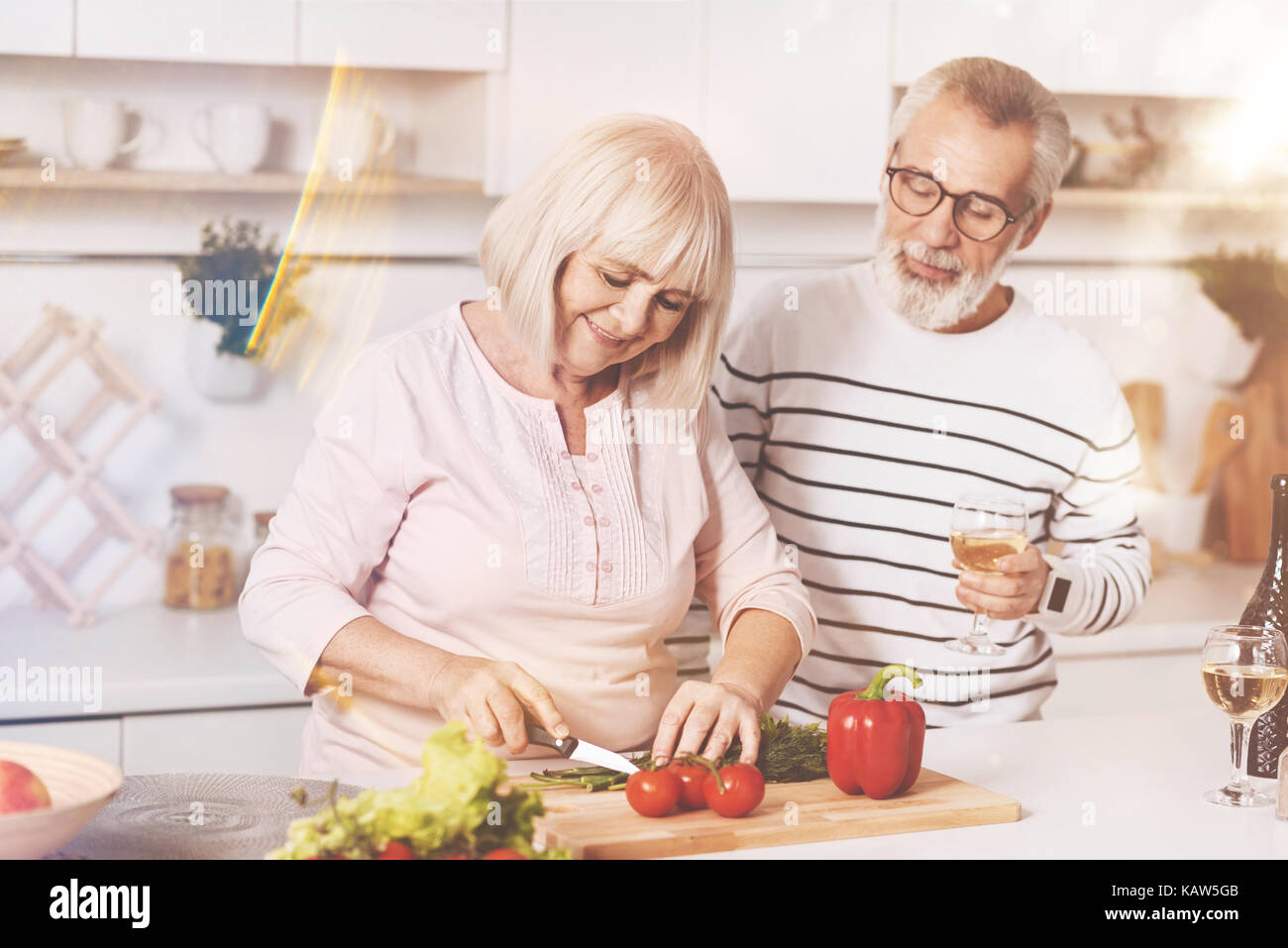 Allegro di età matura la cucina in cucina Foto Stock