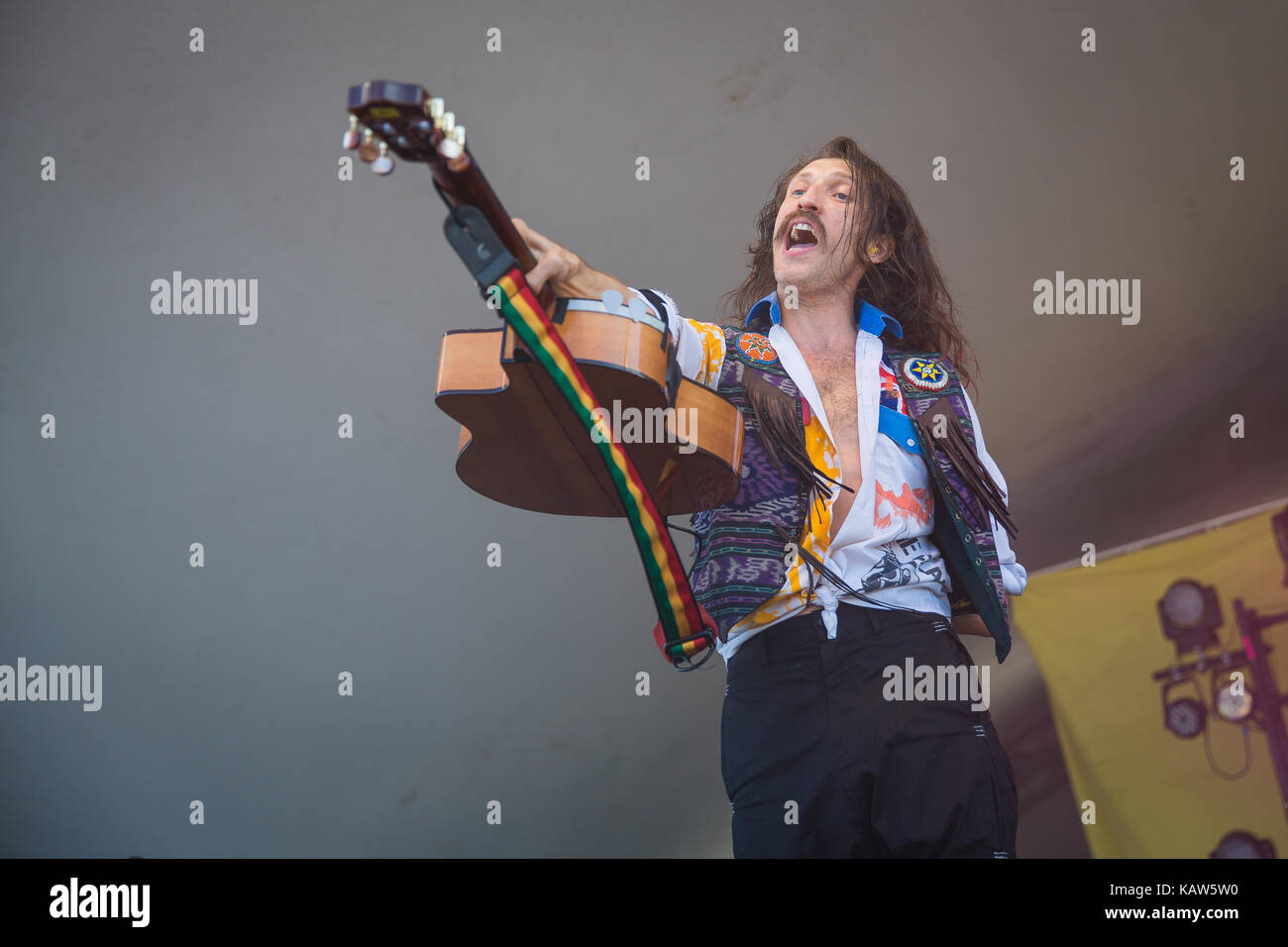 La band gitana punk americana Gogol Bordello suona dal vivo a Sukcurbiten a Oslo. Qui il carismatico cantante e musicista Eugene Hütz è visto dal vivo sul palco. Norvegia, 20/07 2016. Foto Stock