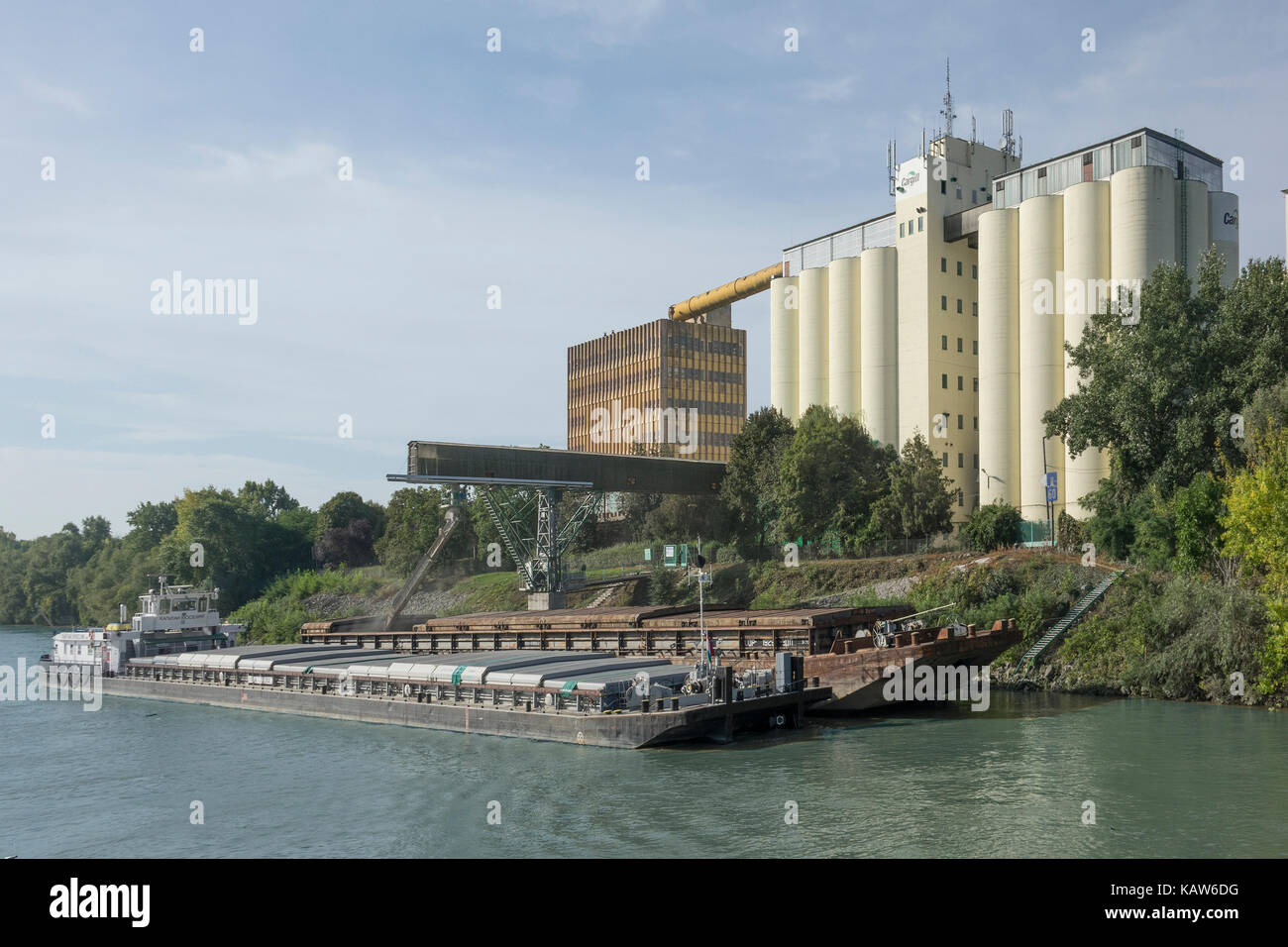 Ungheria, Mohacs, Il Fiume Danubio agricoltura silos Foto Stock