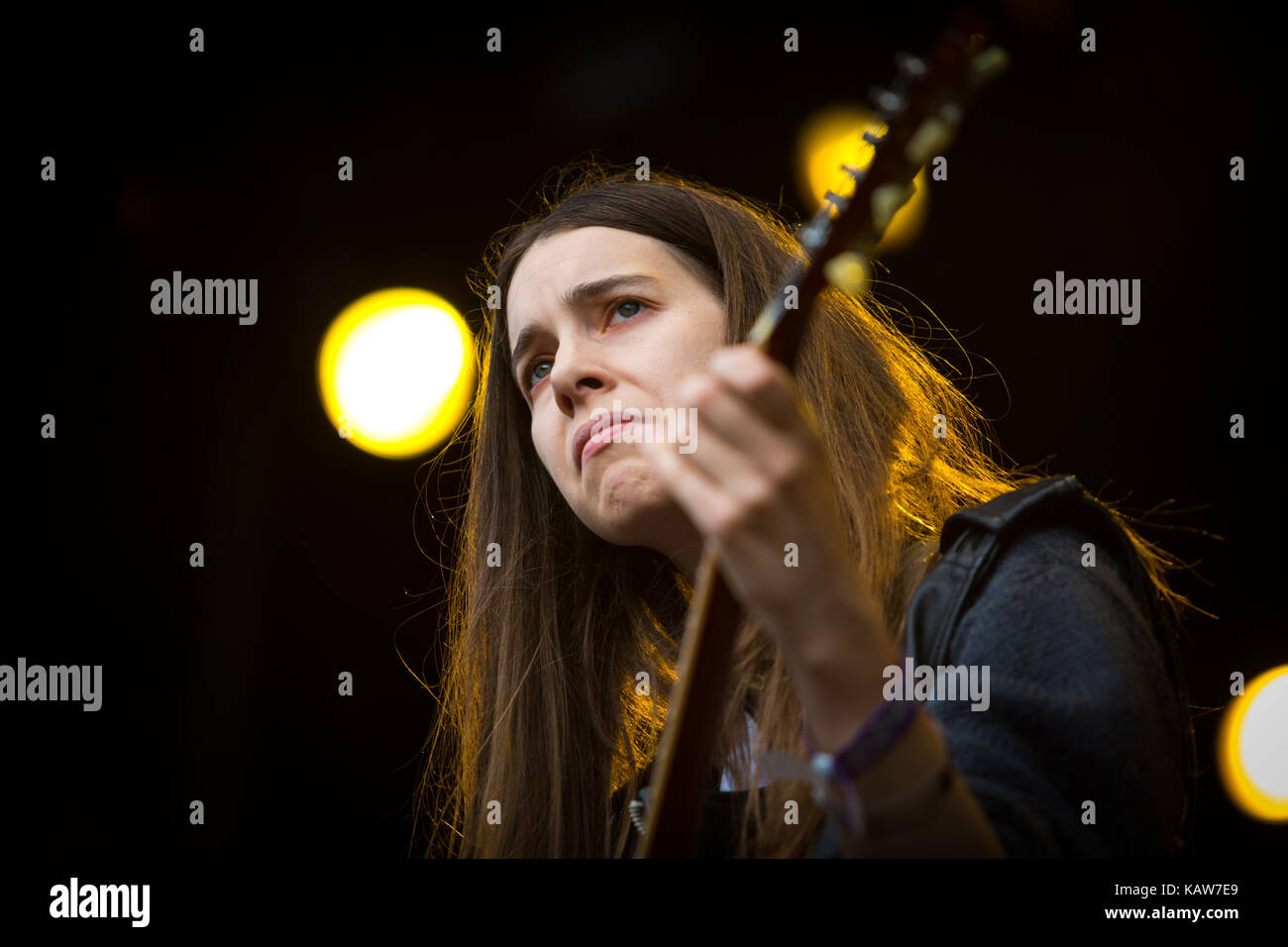 La American pop rock band HAIM consiste di tre Haim-sorelle Este, Danielle (foto) e Alana che qui esegue un concerto dal vivo presso il norvegese music festival Øyafestivalen 2013. Norvegia, 10/08 2013. Foto Stock