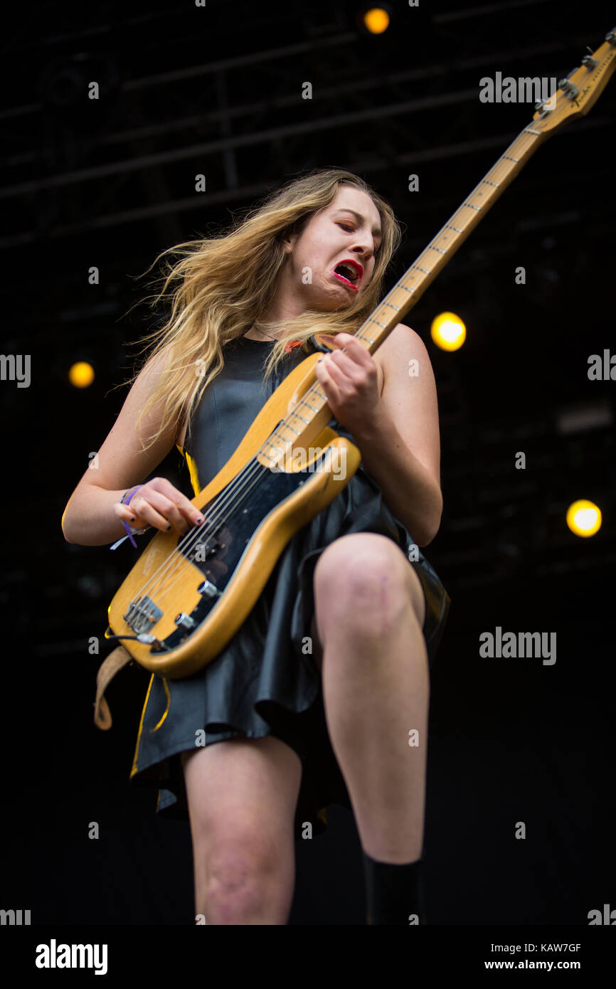 La American pop rock band HAIM consiste di tre Haim-sorelle Este (nella foto), Danielle e Alana che qui esegue un concerto dal vivo presso il norvegese music festival Øyafestivalen 2013. Norvegia, 10/08 2013. Foto Stock