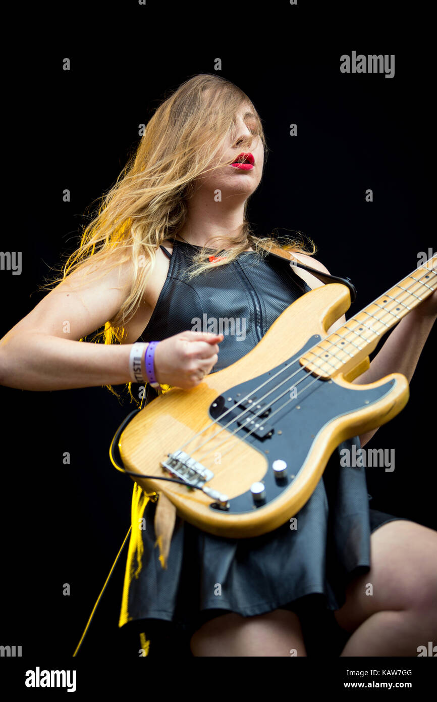 La American pop rock band HAIM consiste di tre Haim-sorelle Este (nella foto), Danielle e Alana che qui esegue un concerto dal vivo presso il norvegese music festival Øyafestivalen 2013. Norvegia, 10/08 2013. Foto Stock