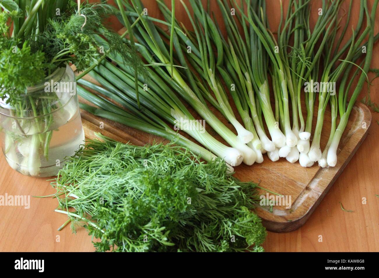 Cipolla su un tagliere è un ingrediente indispensabile nella preparazione di molti piatti. Foto Stock