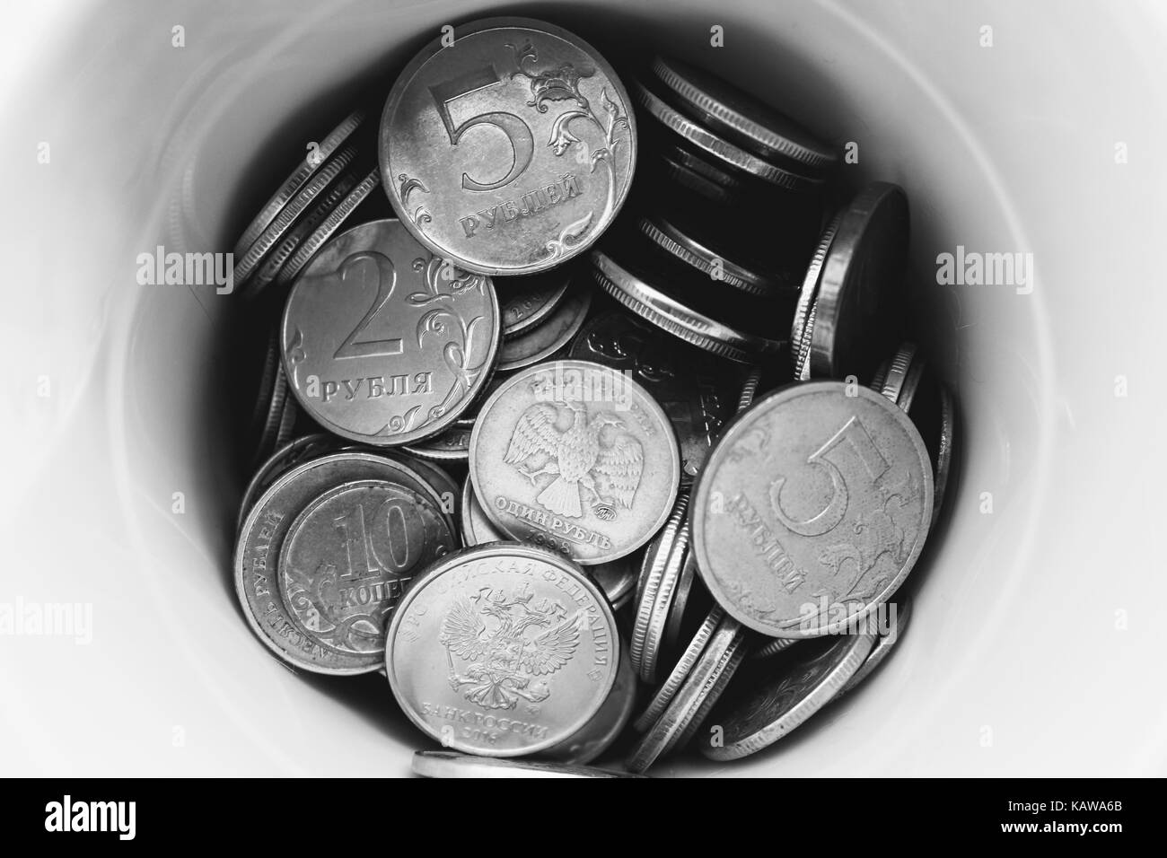 Casella di monete (russo rubli). versione in bianco e nero. Foto Stock