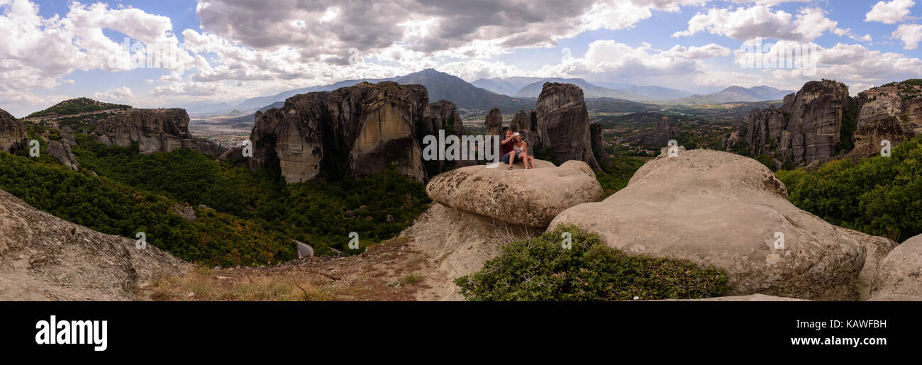 Panorama di giovani uomini e donne che assumono selfie davanti a formazioni rocciose e i monasteri di Meteora tessaglia grecia Foto Stock