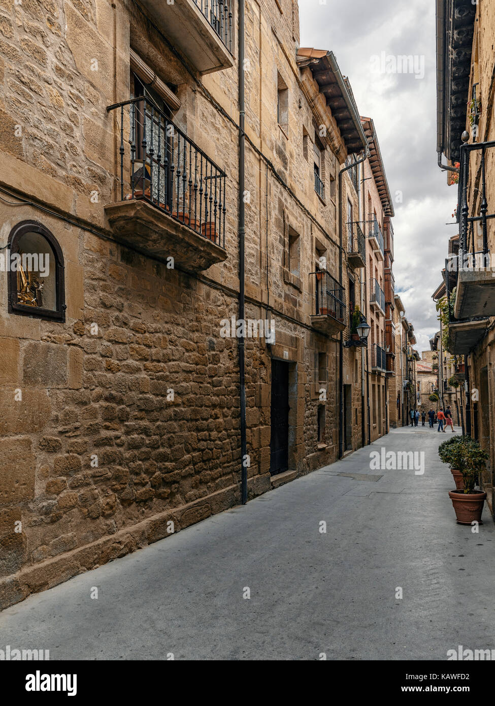 Visita le sue strade strette e con i suoi edifici in pietra nella regione di La Rioja Alavesa. Laguardia splendida cittadina medievale, dal XV secolo. Un Foto Stock