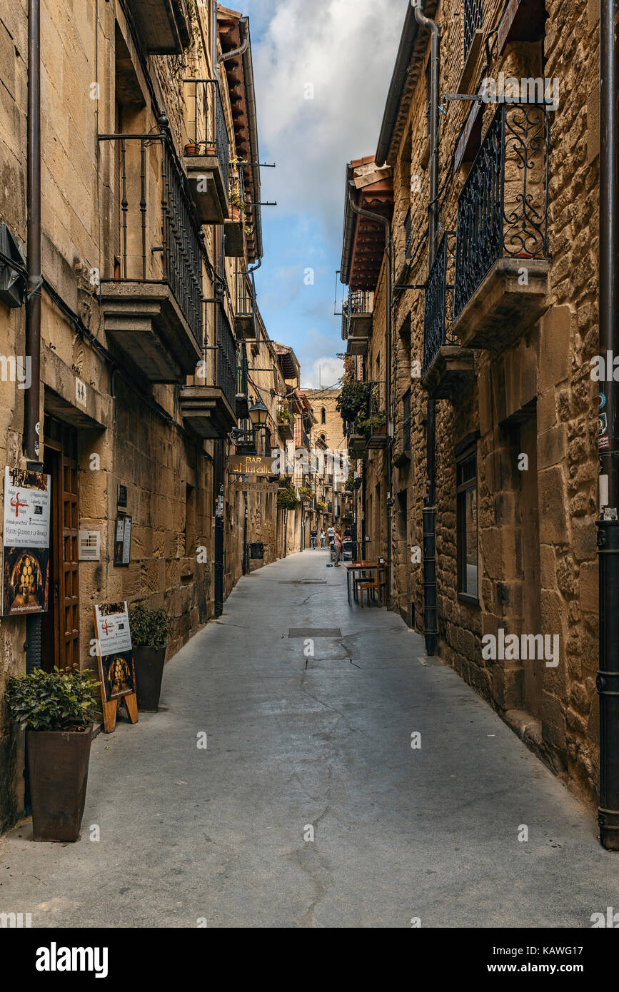 Visita le sue strade strette e con i suoi edifici in pietra nella regione di La Rioja Alavesa. Laguardia splendida cittadina medievale, dal XV secolo. Un Foto Stock