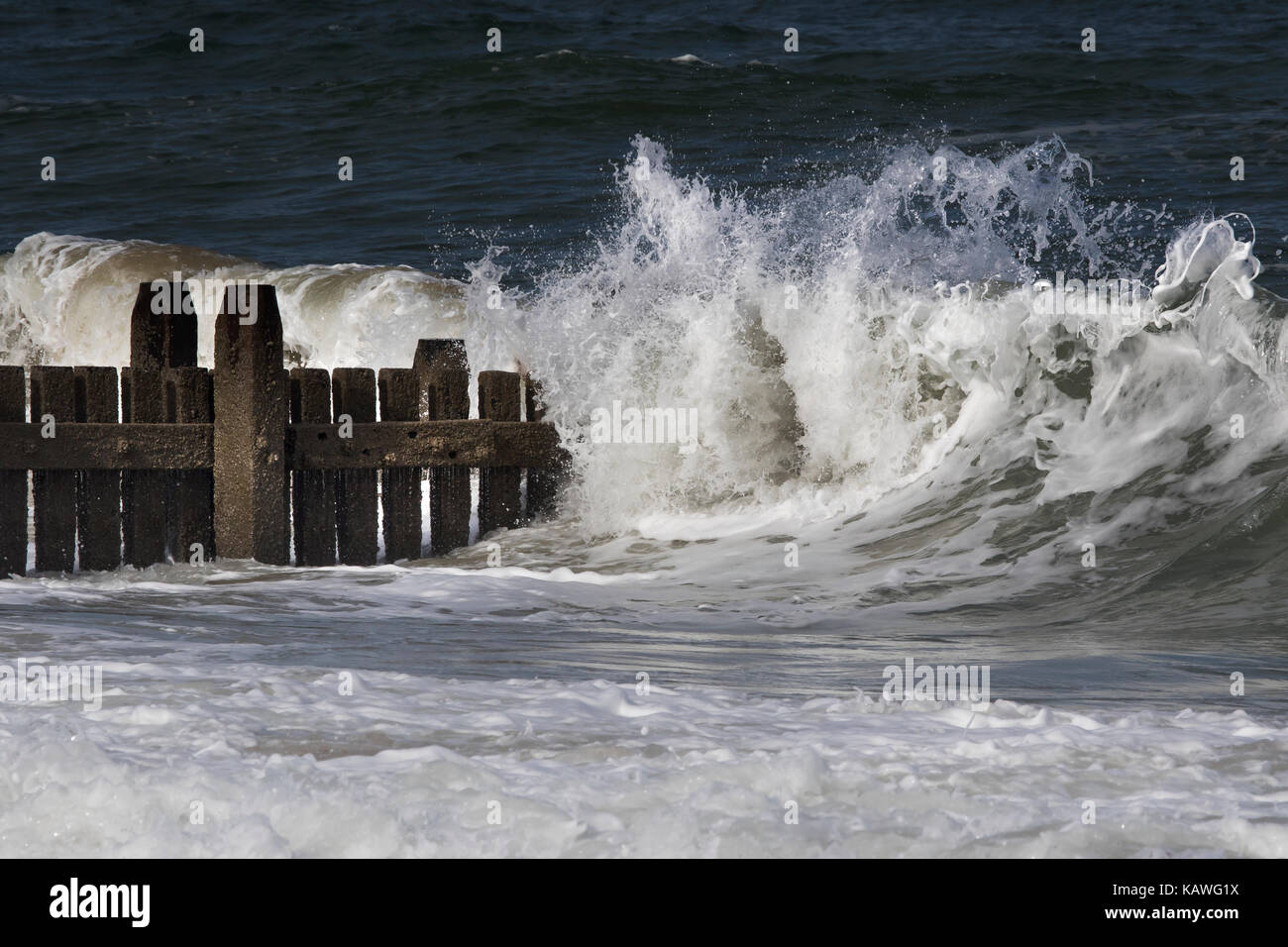 Le onde che si infrangono sulla Costa North Norfolk, East Anglia.UK Foto Stock