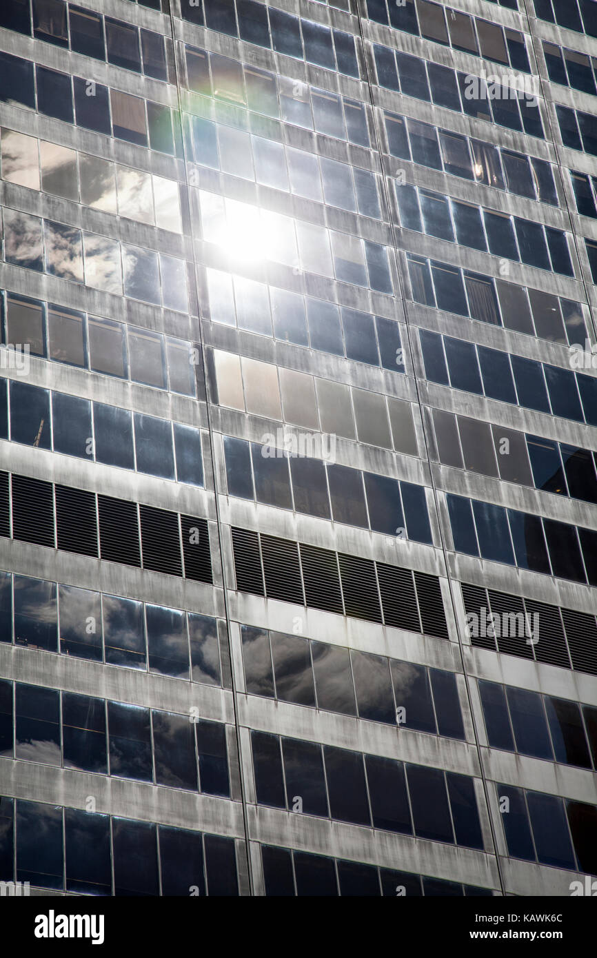 Sun Off Windows in grattacielo a New York - USA Foto Stock