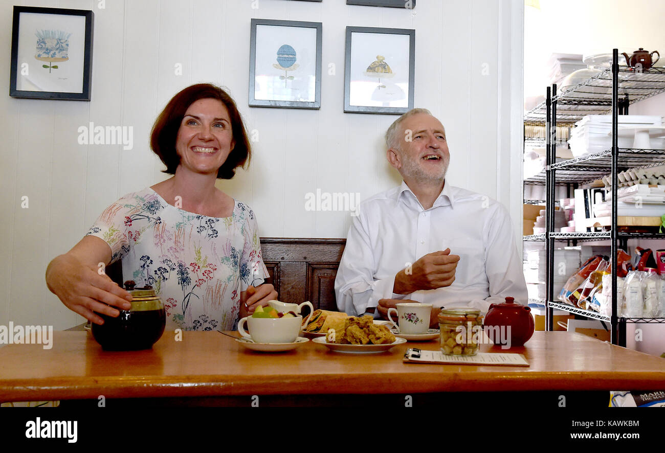 Brighton UK 23 settembre 2017 - Jeremy Corbyn il leader del Partito laburista incontra Beccy Cooper, consigliere laburista del reparto Worthing Marine, durante una visita al Baked Cafe di Worthing prima dell'inizio della Conferenza del Partito laburista che si terrà a Brighton nei prossimi giorni Foto Stock