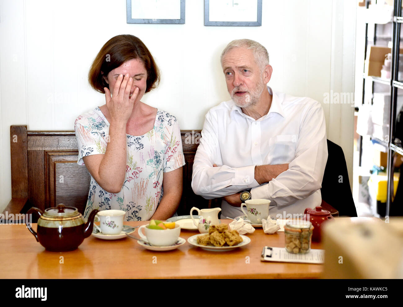 Brighton UK 23 settembre 2017 - Jeremy Corbyn il leader del Partito laburista incontra Beccy Cooper, consigliere laburista del reparto Worthing Marine, durante una visita al Baked Cafe di Worthing prima dell'inizio della Conferenza del Partito laburista che si terrà a Brighton nei prossimi giorni Foto Stock