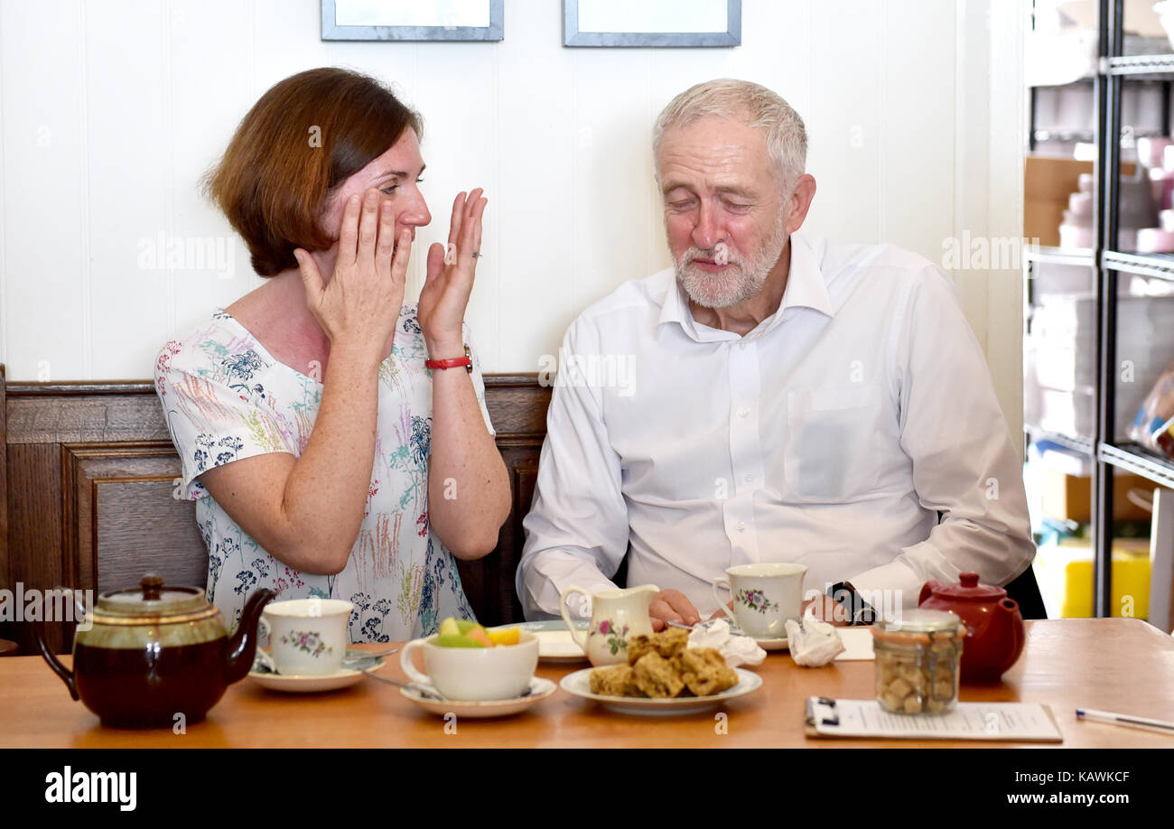 Brighton UK 23 settembre 2017 - Jeremy Corbyn il leader del Partito laburista incontra Beccy Cooper, consigliere laburista del reparto Worthing Marine, durante una visita al Baked Cafe di Worthing prima dell'inizio della Conferenza del Partito laburista che si terrà a Brighton nei prossimi giorni Foto Stock