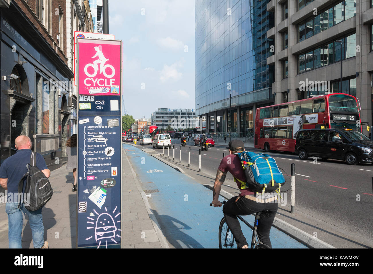Il superhighway di ciclo 2 su Whitechapel Road, Foto Stock