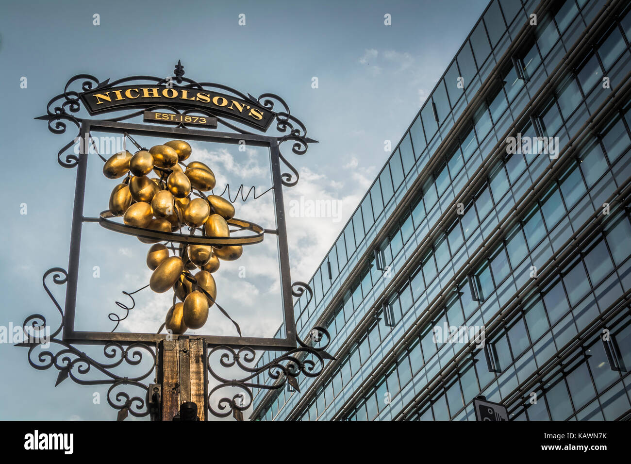 Il cerchio e le uve del xvii secolo Il Grade ii Listed public house su Aldgate High Street, nell'East End di Londra. Foto Stock