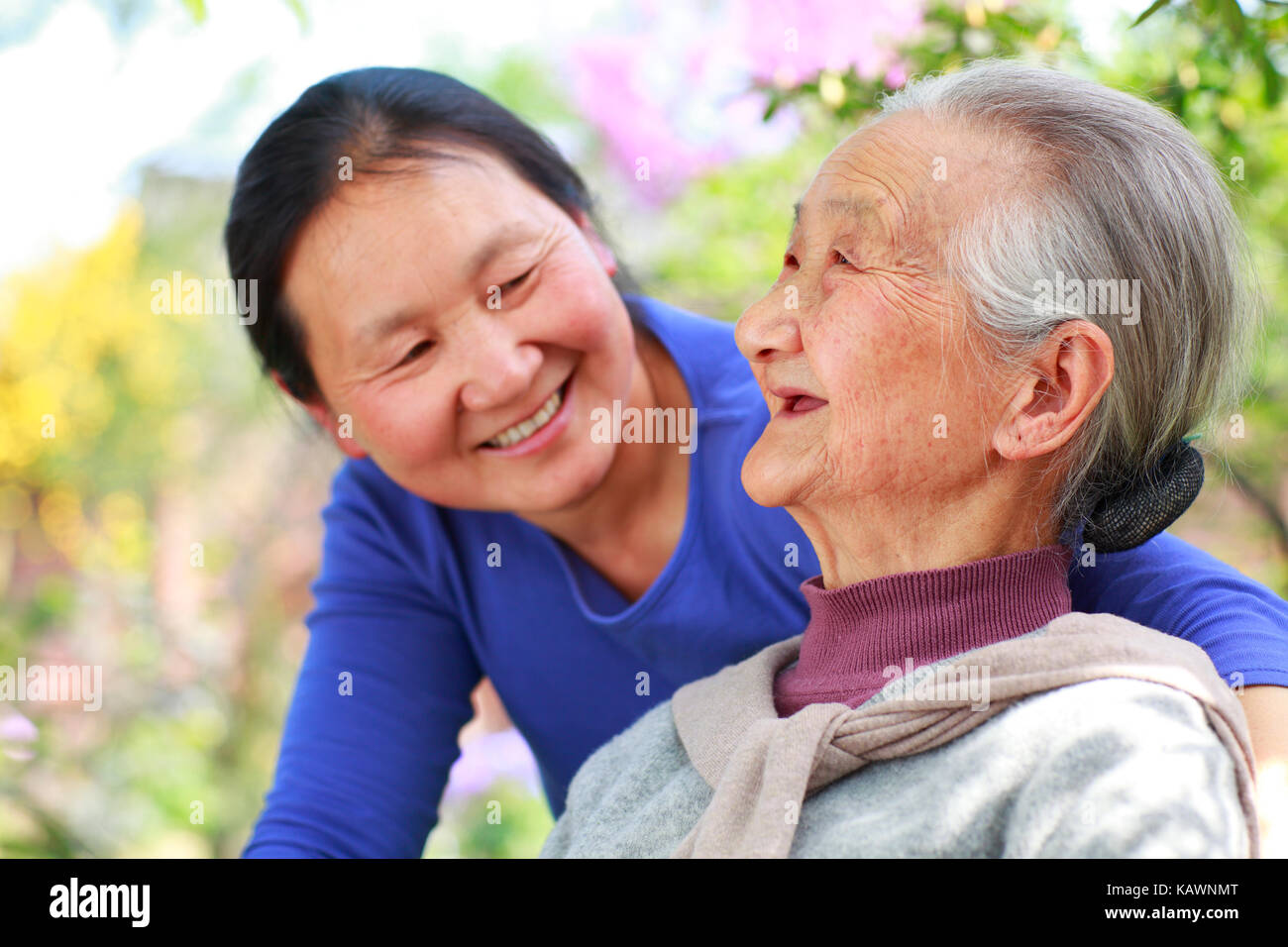 Immagine di una coppia donna cinese con la sua madre senior outdoor in cantiere Foto Stock