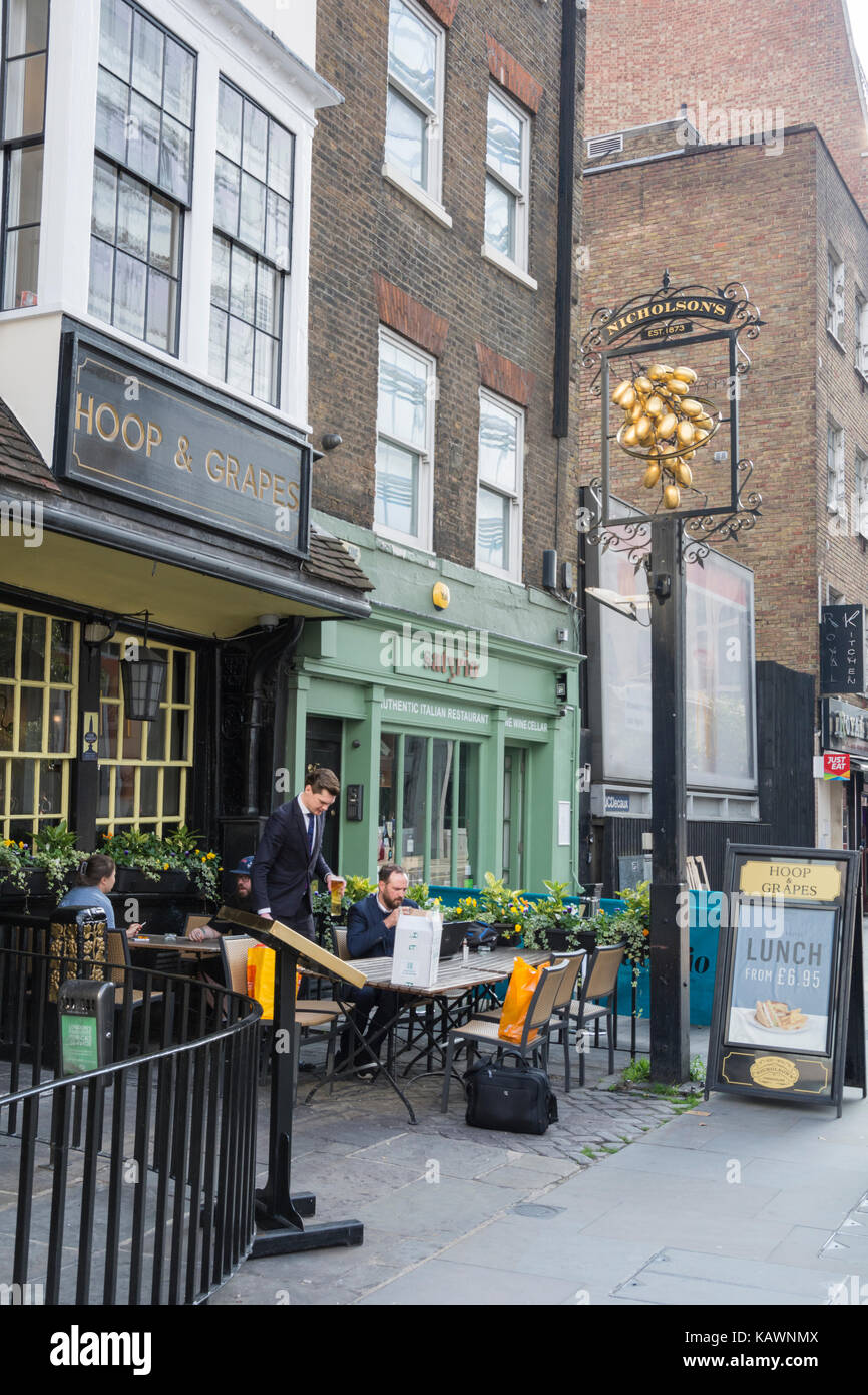Il cerchio e le uve del xvii secolo Il Grade ii Listed public house su Aldgate High Street, nell'East End di Londra. Foto Stock