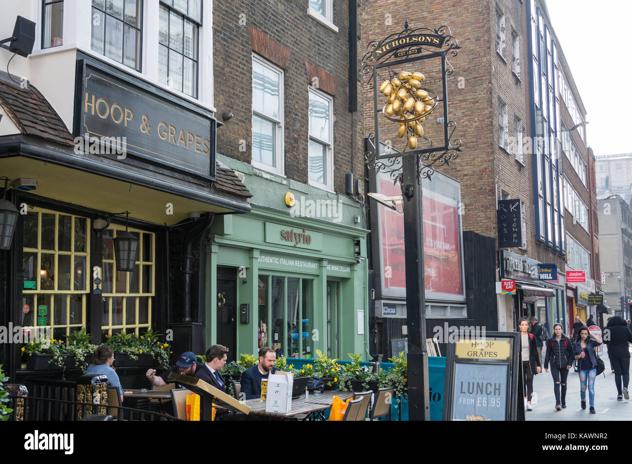 Il cerchio e le uve del xvii secolo Il Grade ii Listed public house su Aldgate High Street, nell'East End di Londra. Foto Stock