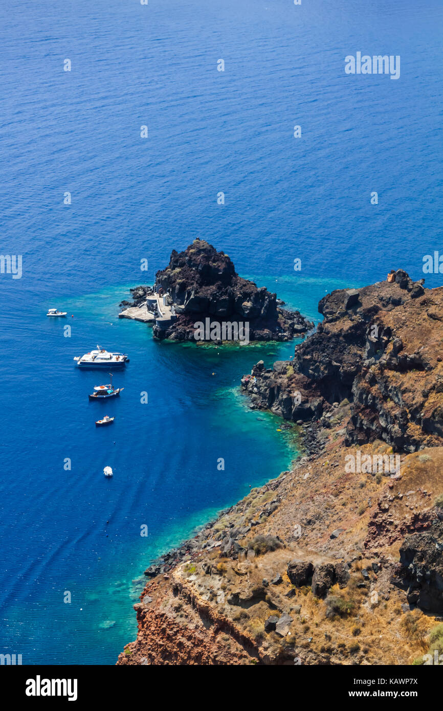 Barche in mare vicino alla costa del villaggio di Oia a Santorini Island, Grecia Foto Stock