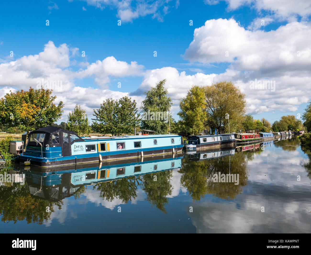 Narrow Boats River Kennet ,nr Southcote Weir, Reading, Berkshire, Inghilterra, Regno Unito, GB. Foto Stock
