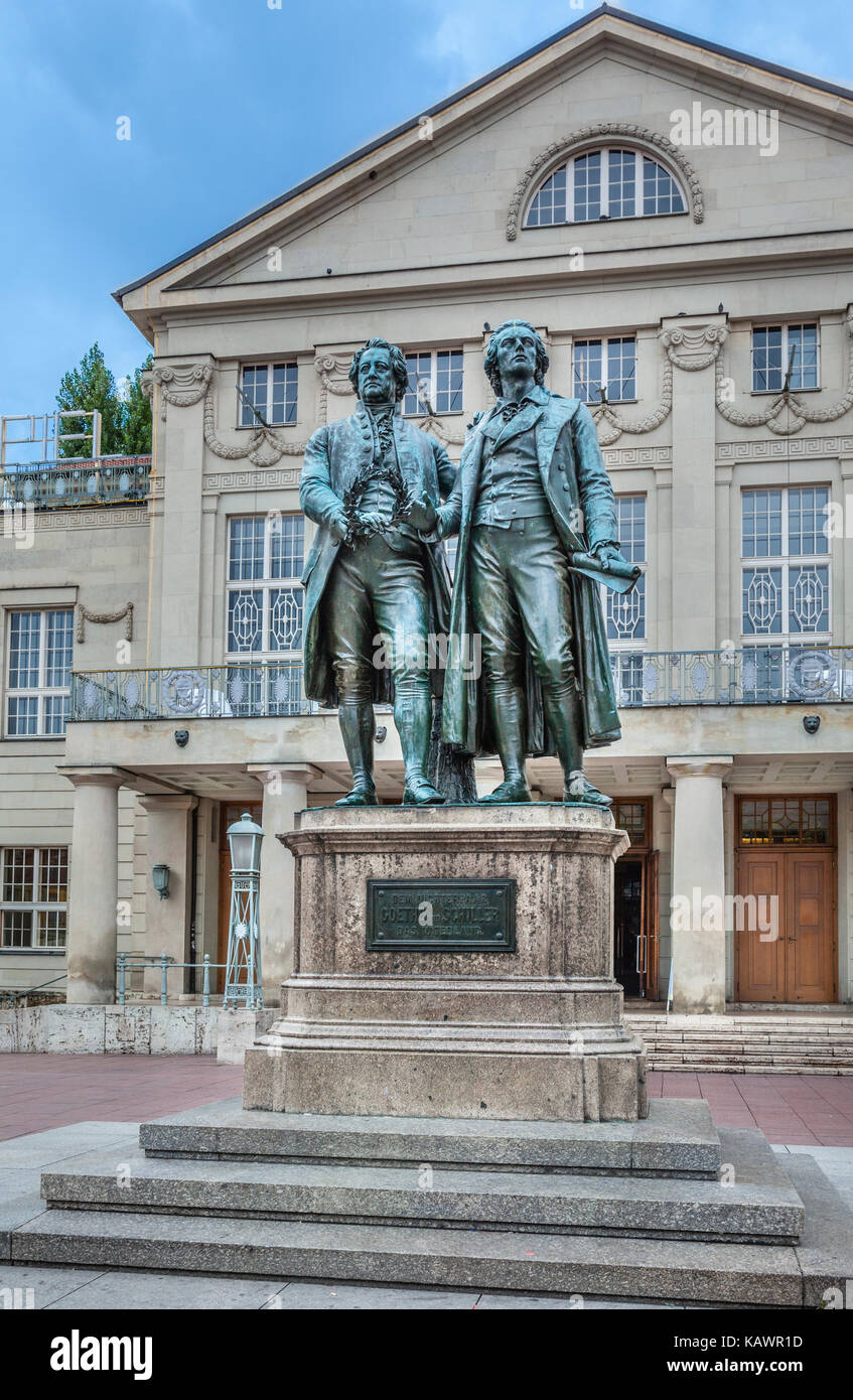 In Germania, in Turingia, Weimar, Goethe-Schiller monumento, un bronce doppia statua dei due più venerato le figure della letteratura tedesca dal tedesco scolpire Foto Stock