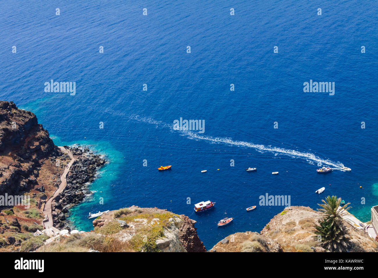 Barche in mare vicino alla costa del villaggio di Oia a Santorini Island, Grecia Foto Stock