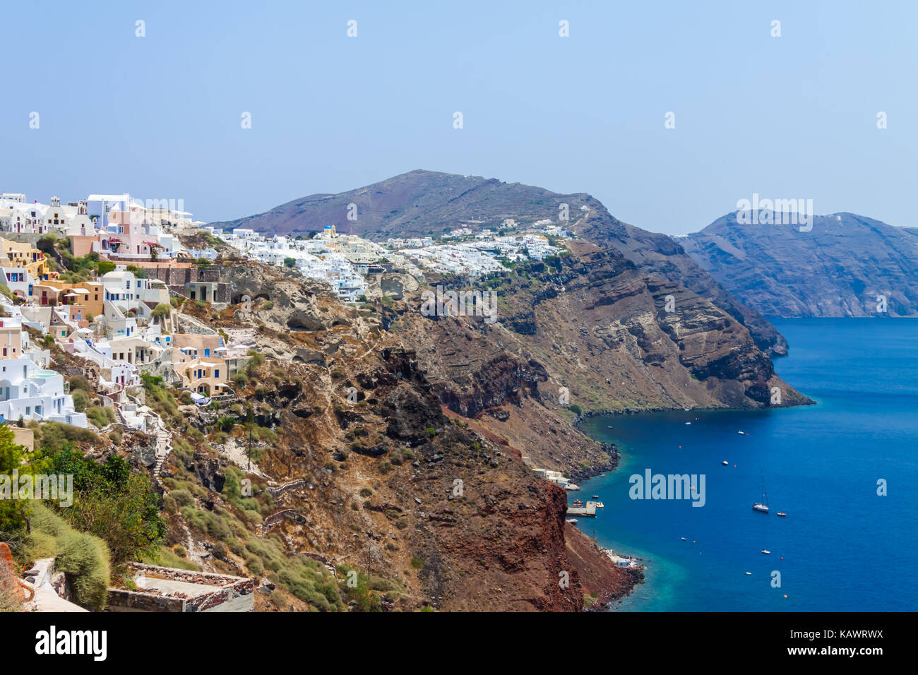 Vista panoramica della caldera di Santorini, villaggio di Oia, le montagne e il mare. Santorini Island, Grecia Foto Stock