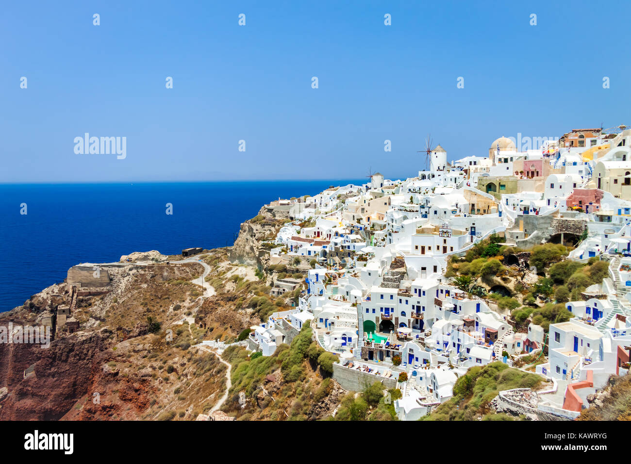 Vista panoramica del villaggio di Oia con il mare in background. Santorini Island, Grecia Foto Stock