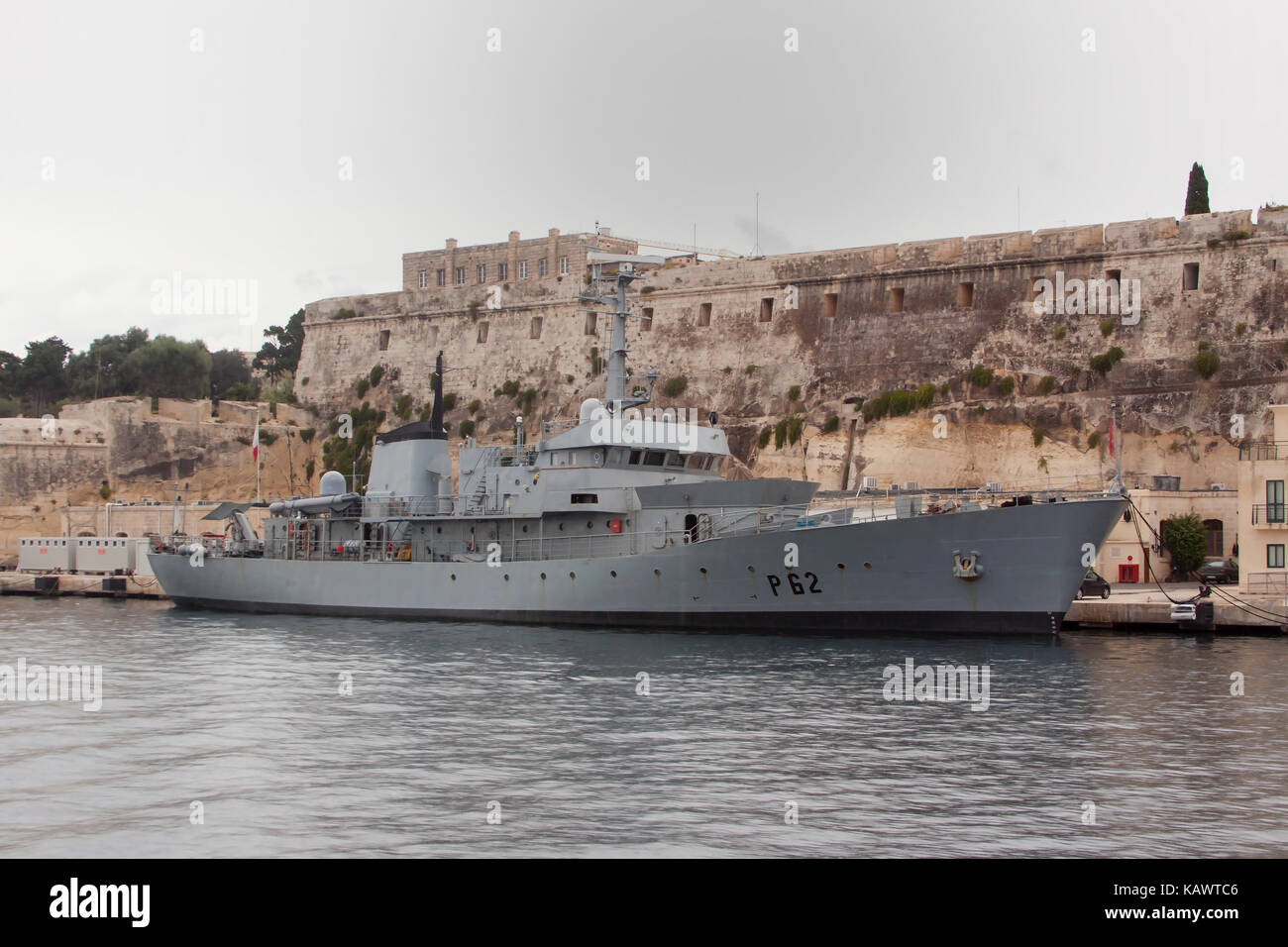P62 Ember Offshore Classe nave pattuglia del squadrone marittimo delle Forze Armate di Malta ormeggiata presso la base navale nel porto di Marsamxett Malta Foto Stock