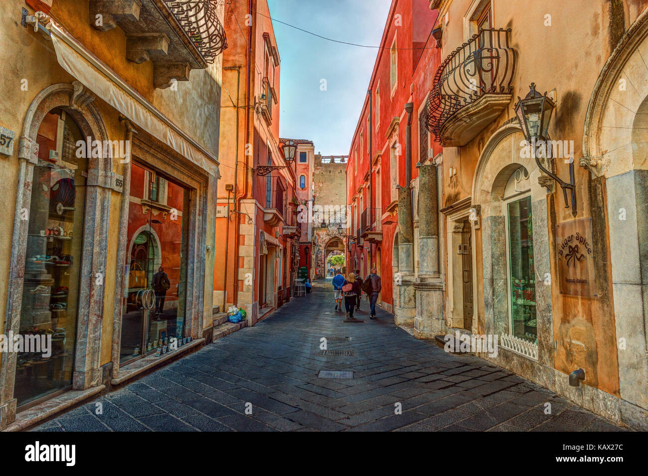 La vecchia strada di Taormina, Sicilia, Italia Foto Stock