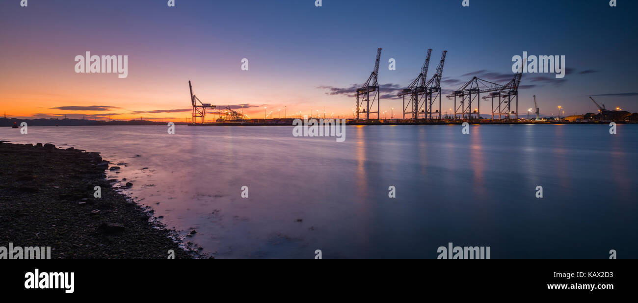 Southampton Docks visto dal Marchwood al tramonto. Foto Stock