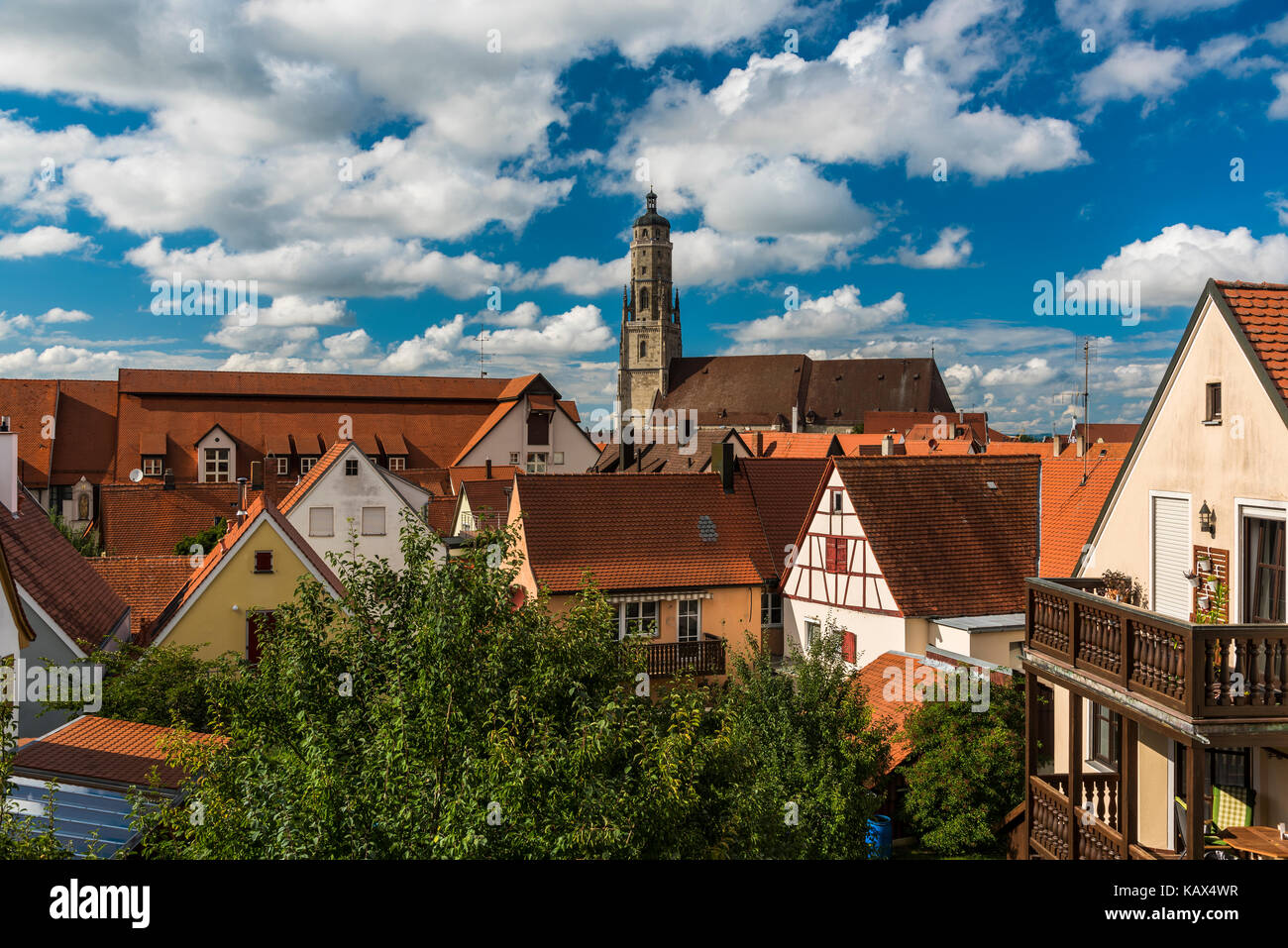 Skyline della città con San Giorgio Kirche o la chiesa di San Giorgio, Nordlingen, Baviera, Germania Foto Stock