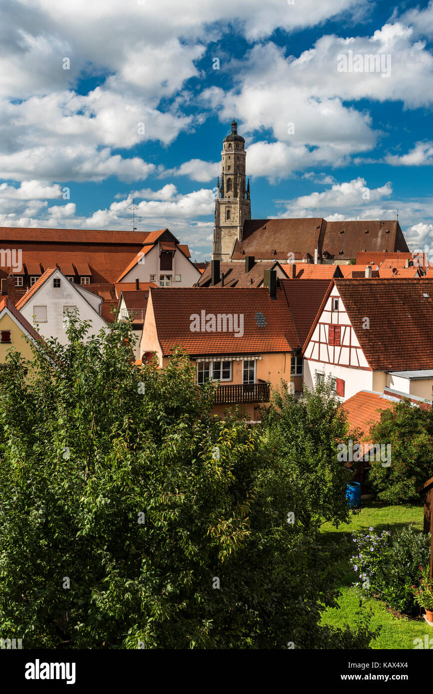 Skyline della città con San Giorgio Kirche o la chiesa di San Giorgio, Nordlingen, Baviera, Germania Foto Stock