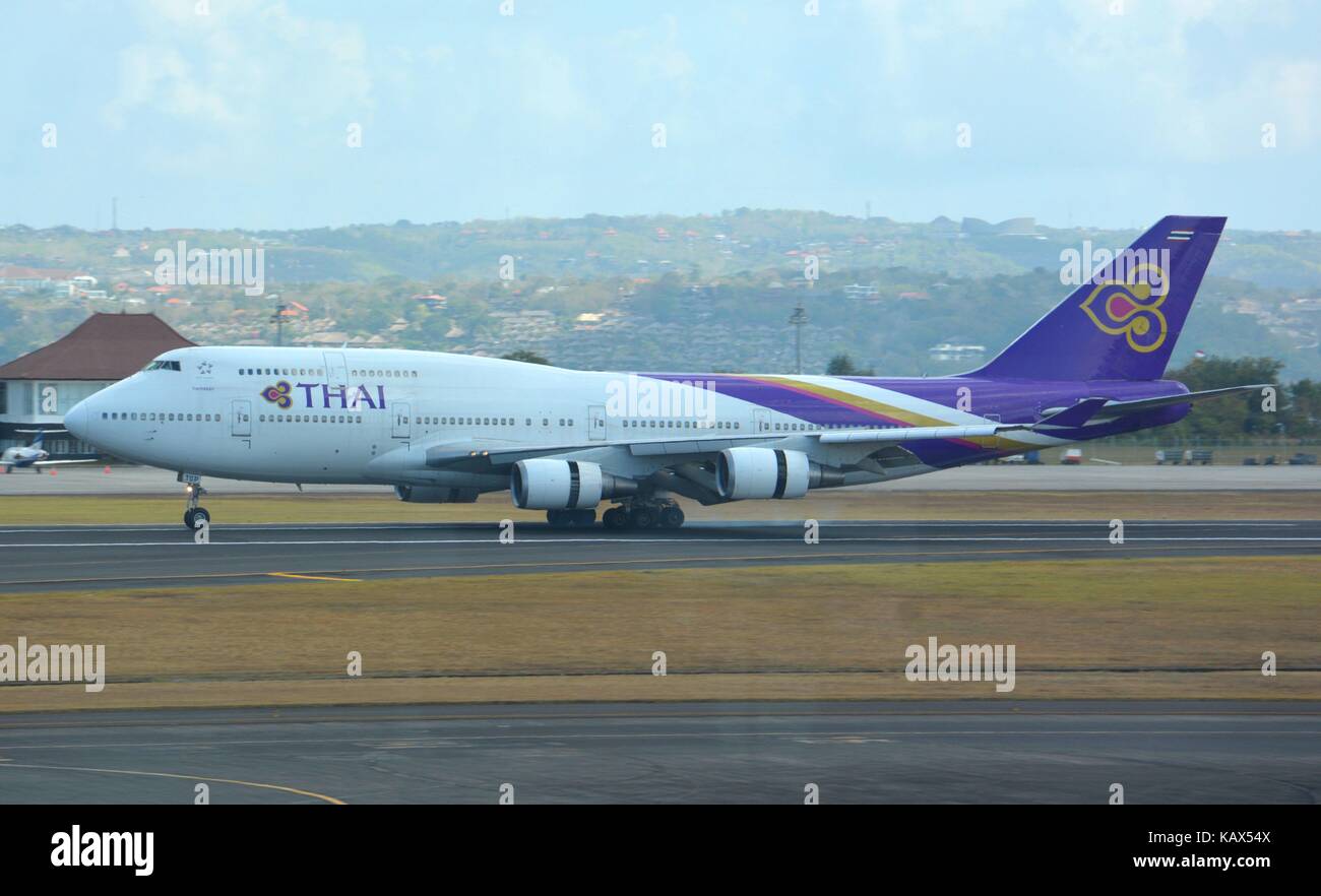 Thai Airways Boeing B747-400 in atterraggio a Bali Ngurah Rai, dall'aeroporto di Denpasar Foto Stock