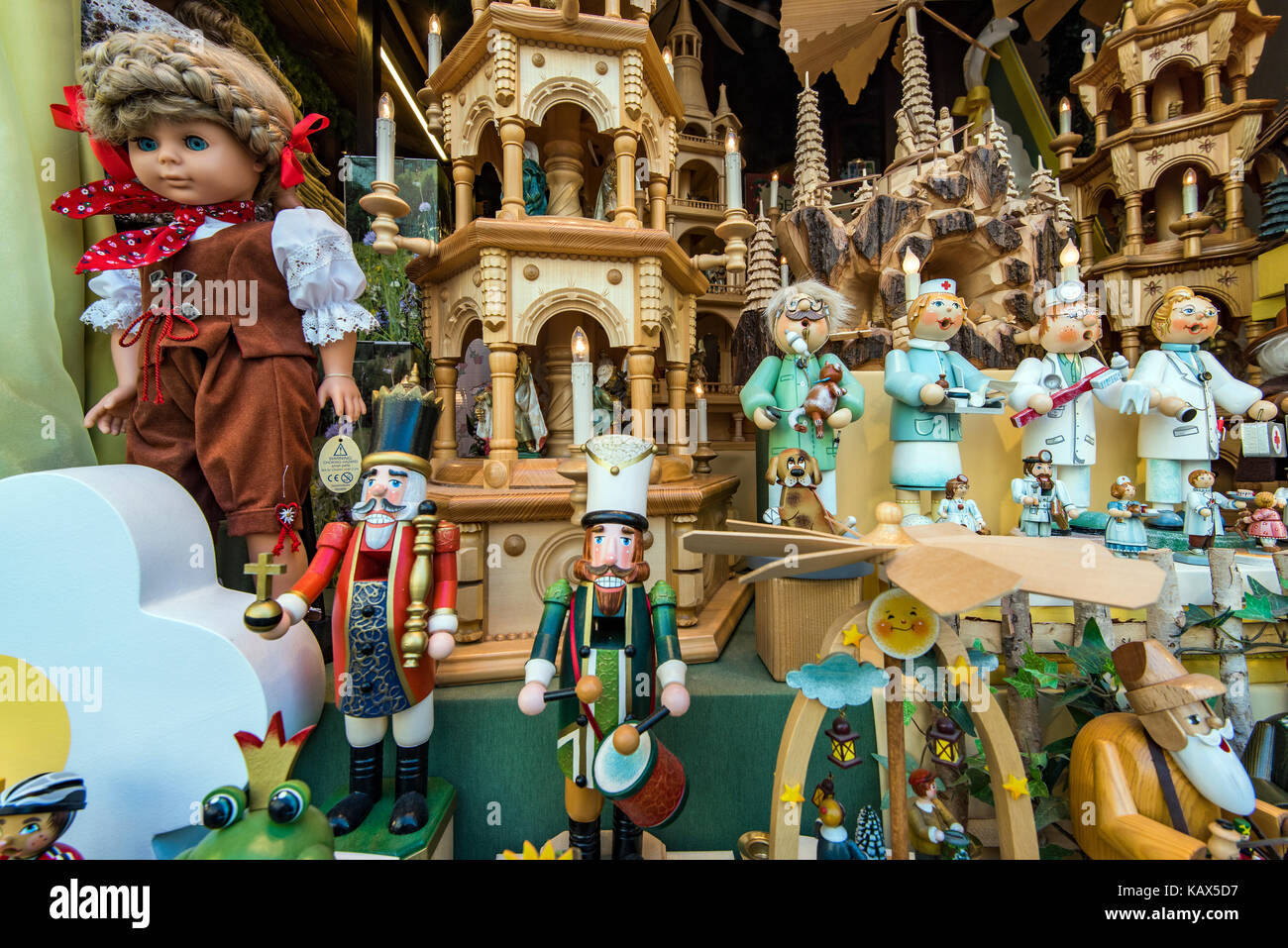 Bambola porcellana e più giocattoli su vengono visualizzati in una finestra del negozio, Rothenburg ob der Tauber, Baviera, Germania Foto Stock