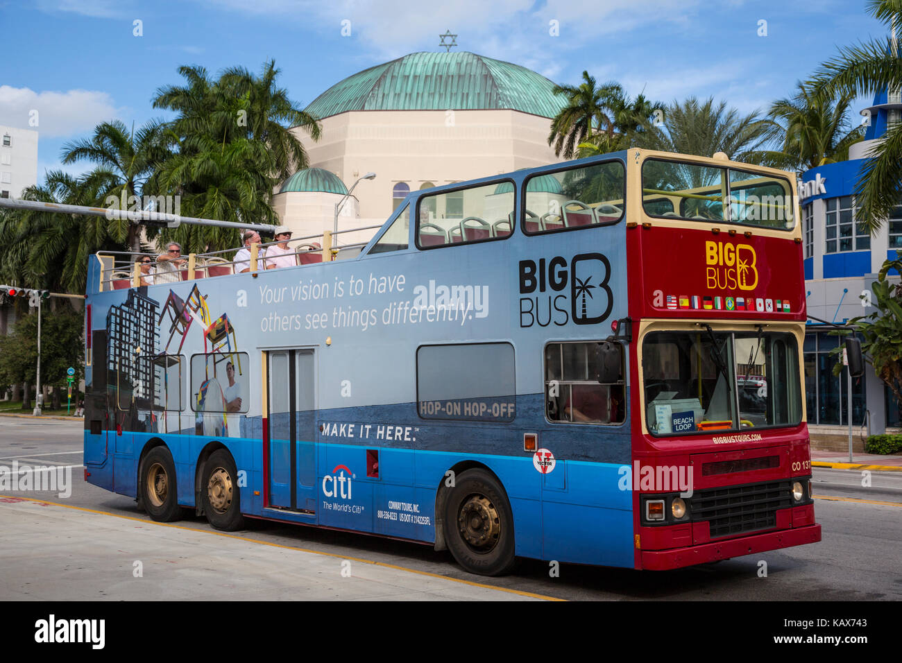 Miami Beach, Florida. Big Bus passando dal Tempio Emanu-El. Foto Stock