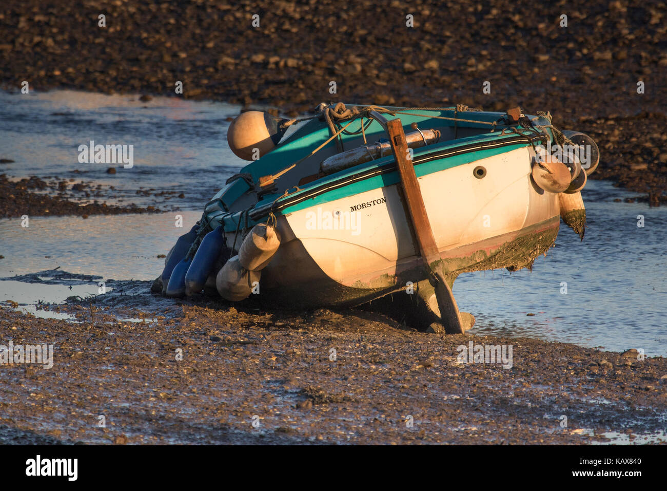 Barche keeled tirata fuori in Morston creek / canale, Norfolk Foto Stock