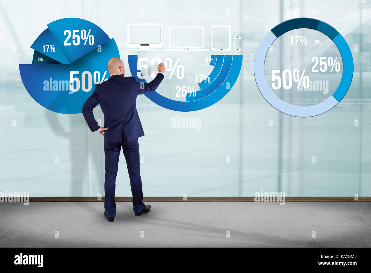 Vista di un imprenditore di fronte un muro la scrittura su una interfaccia di statistiche - concetto di business Foto Stock