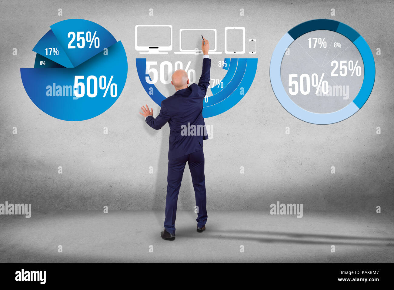 Vista di un imprenditore di fronte un muro la scrittura su una interfaccia di statistiche - concetto di business Foto Stock