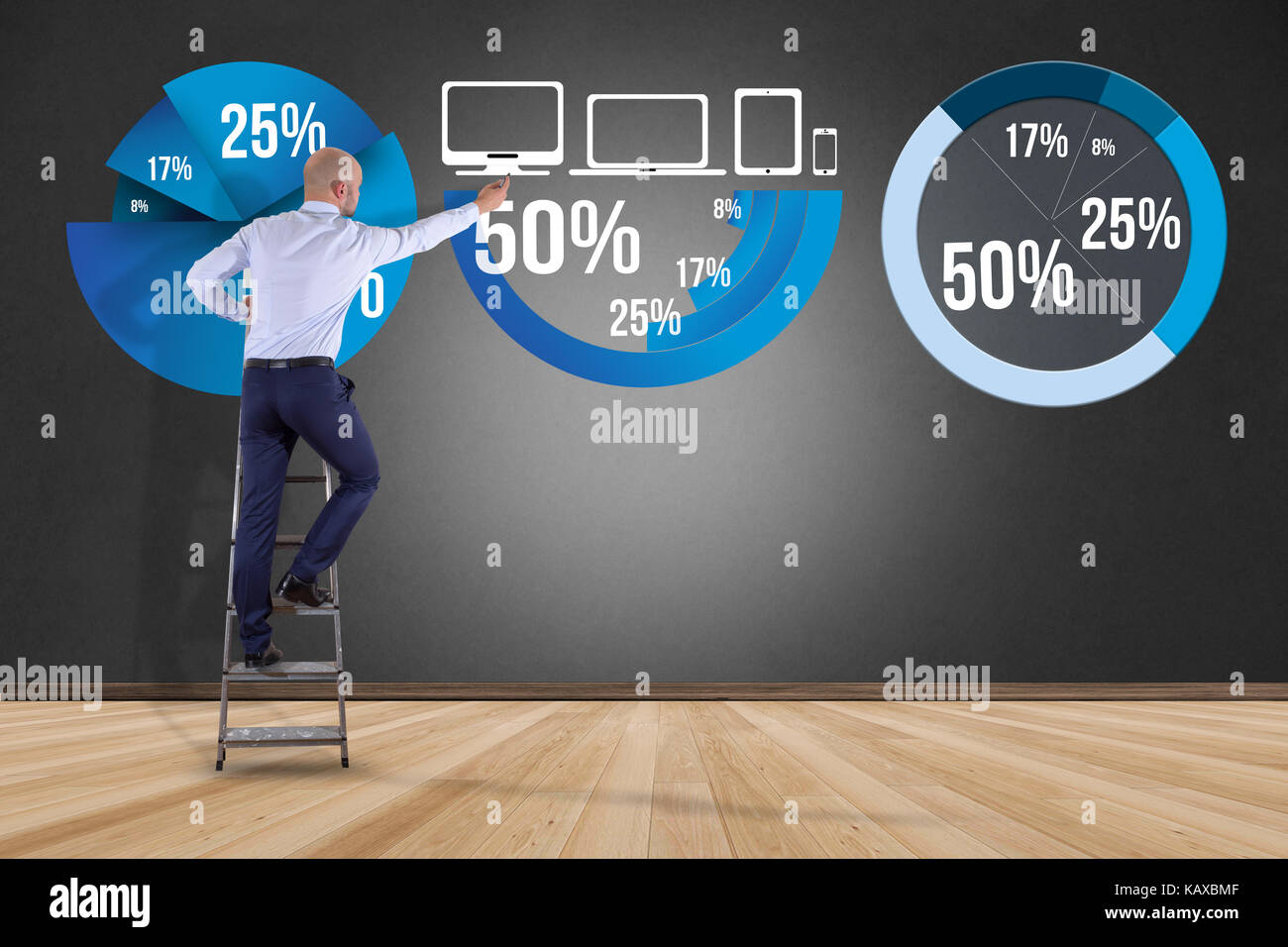 Vista di un imprenditore di fronte un muro la scrittura su una interfaccia di statistiche - concetto di business Foto Stock